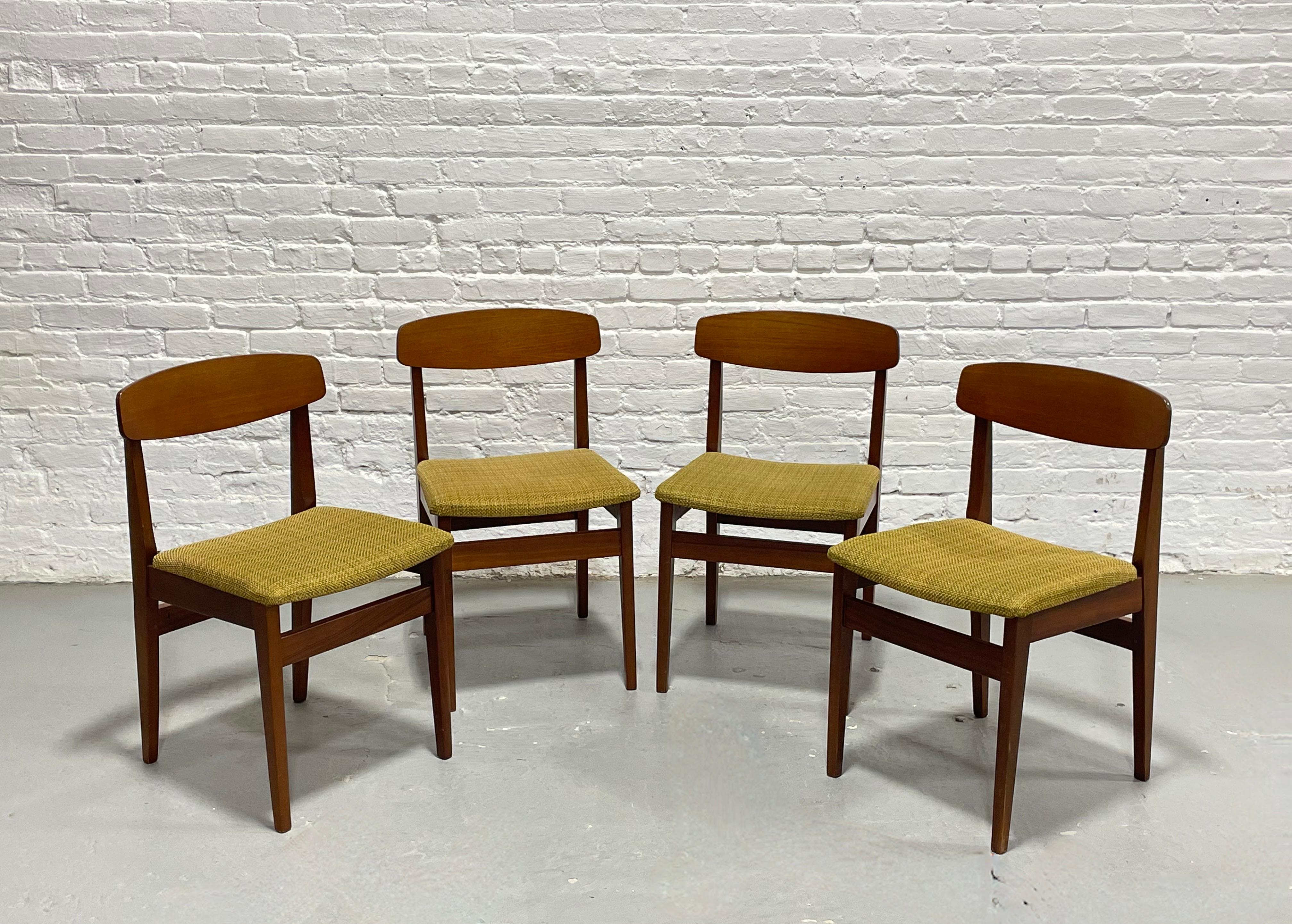 Noce Set di 4 sedie da pranzo in legno di noce danese del Medio Secolo MODERNO, anni '60 in vendita