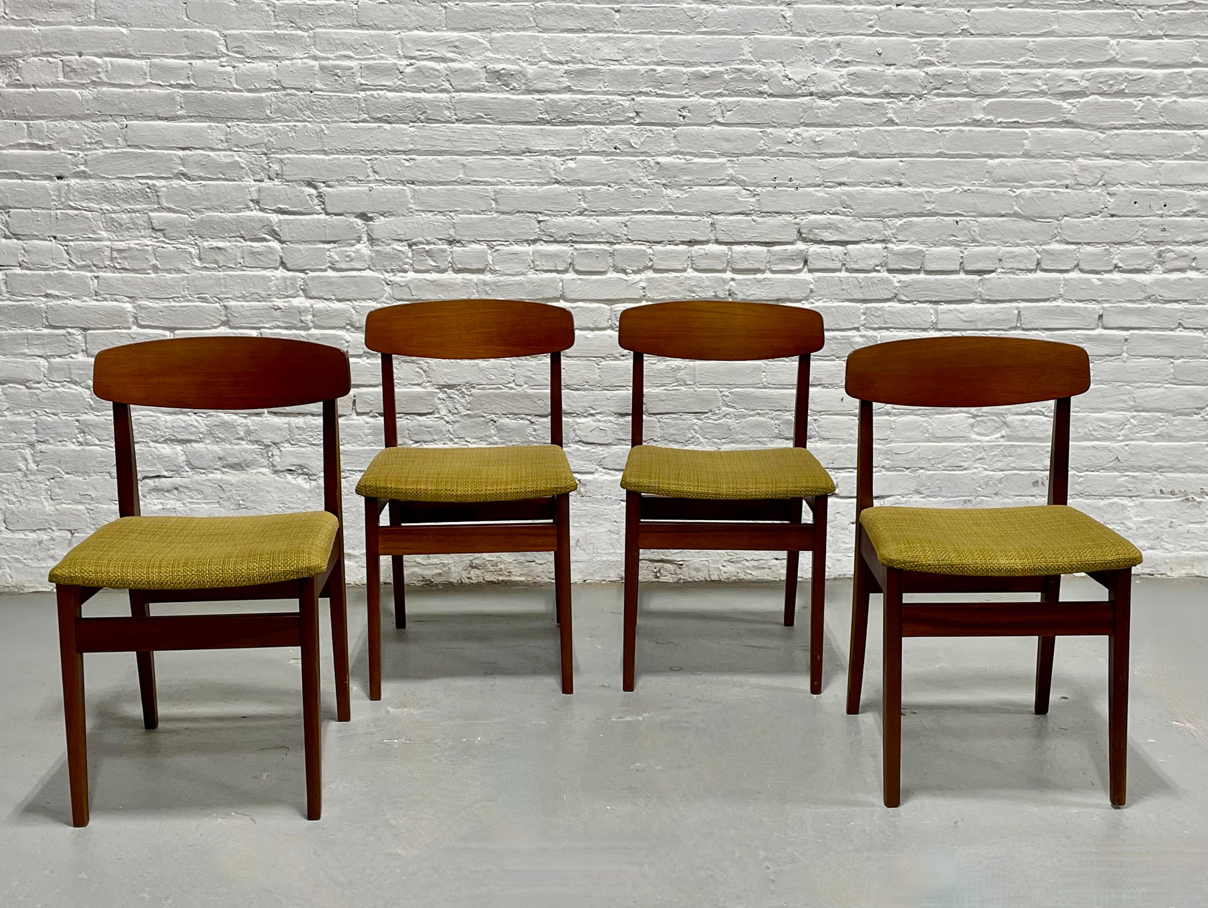 Set di 4 sedie da pranzo in legno di noce danese del Medio Secolo MODERNO, anni '60 in vendita 1