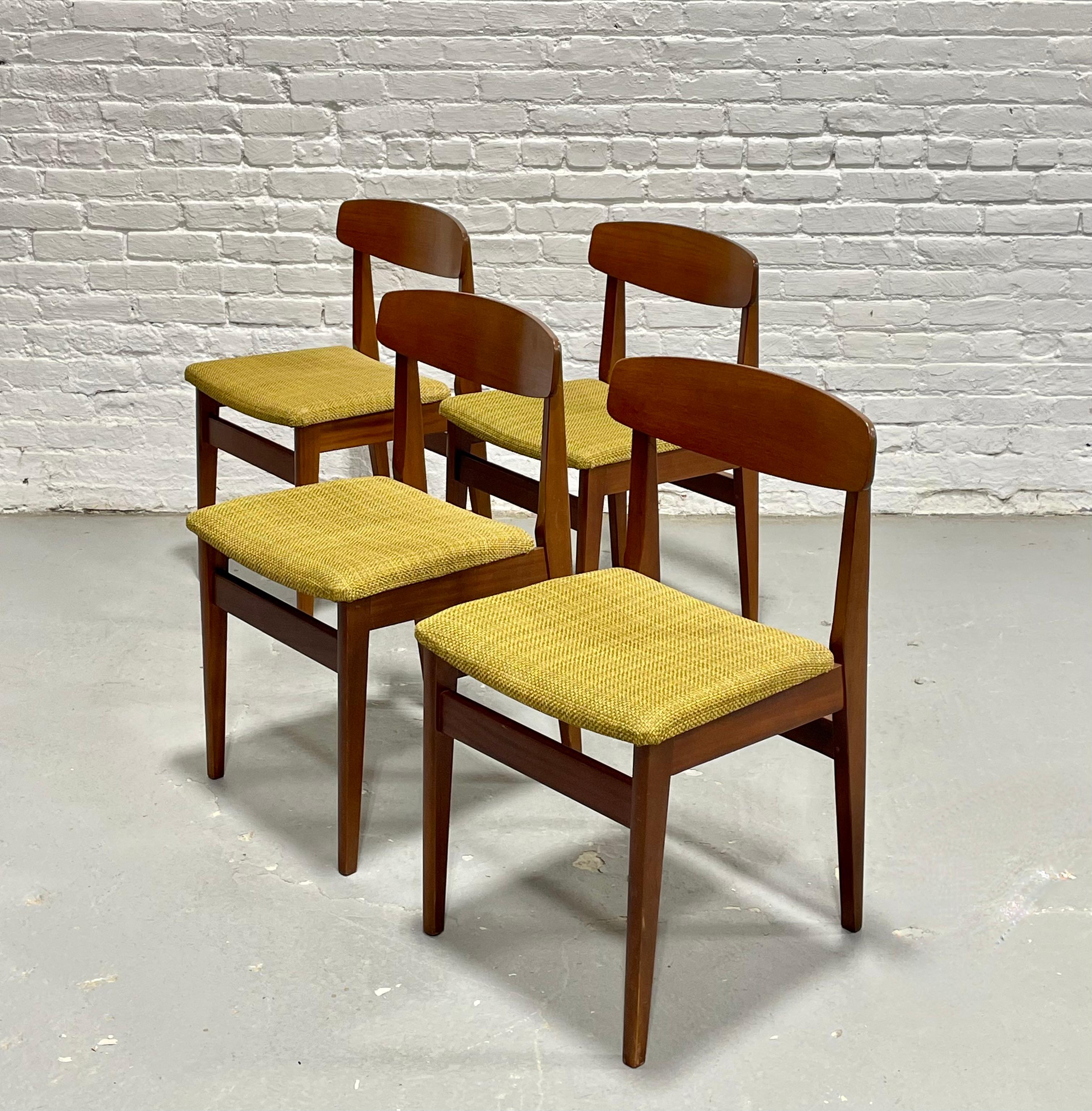 Set di 4 sedie da pranzo in legno di noce danese del Medio Secolo MODERNO, anni '60 in vendita 3