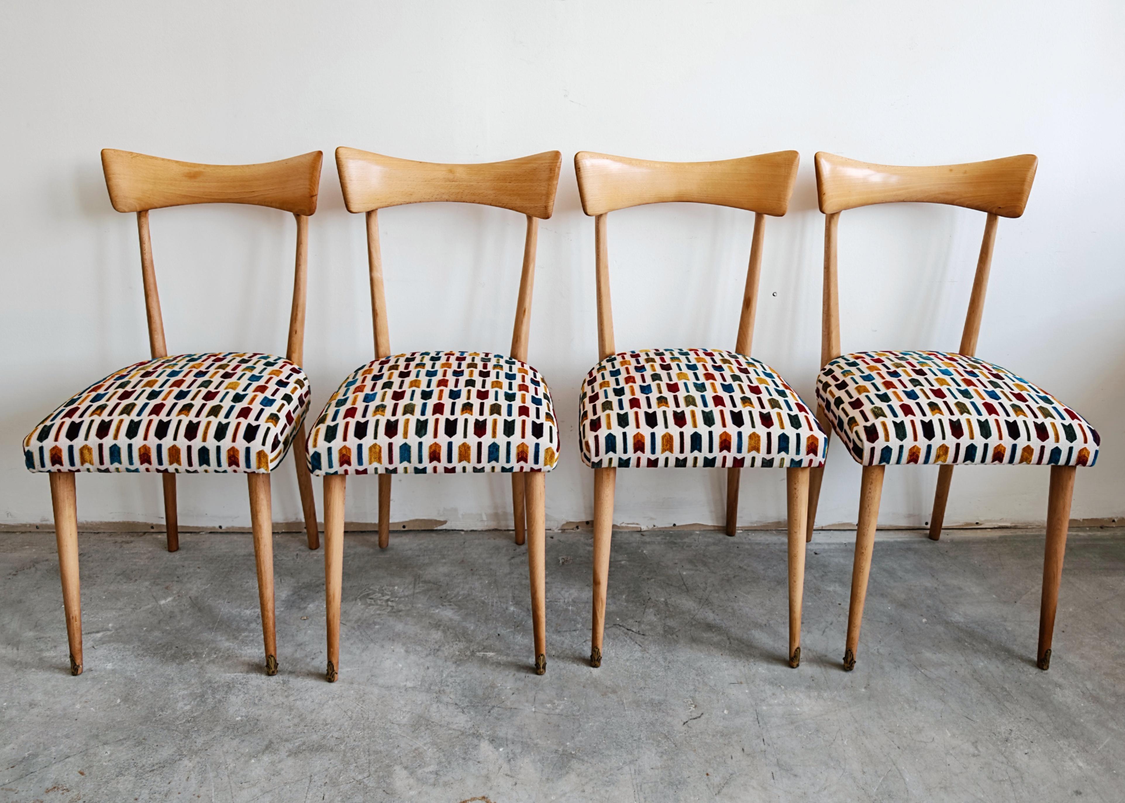 In diesem Angebot finden Sie ein sehr seltenes und äußerst elegantes Set von Esszimmerstühlen der Ikone des italienischen Designs - Ico Parisi. Die Stühle zeichnen sich durch eine sehr elegante Linienführung und hell gebeiztes Holz aus, das mit