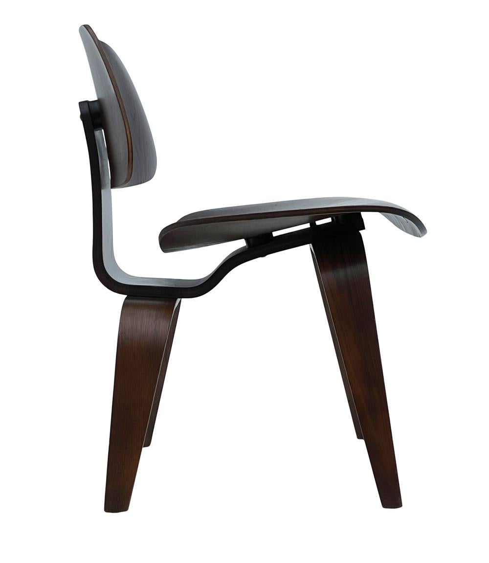 Un bel ensemble de quatre chaises DCW conçues par Charles Eames et produites par Herman Miller dans les années 1950. Ils sont construits en contreplaqué teinté foncé. Belle patine chaude et probablement refinie à un moment donné. Présence de