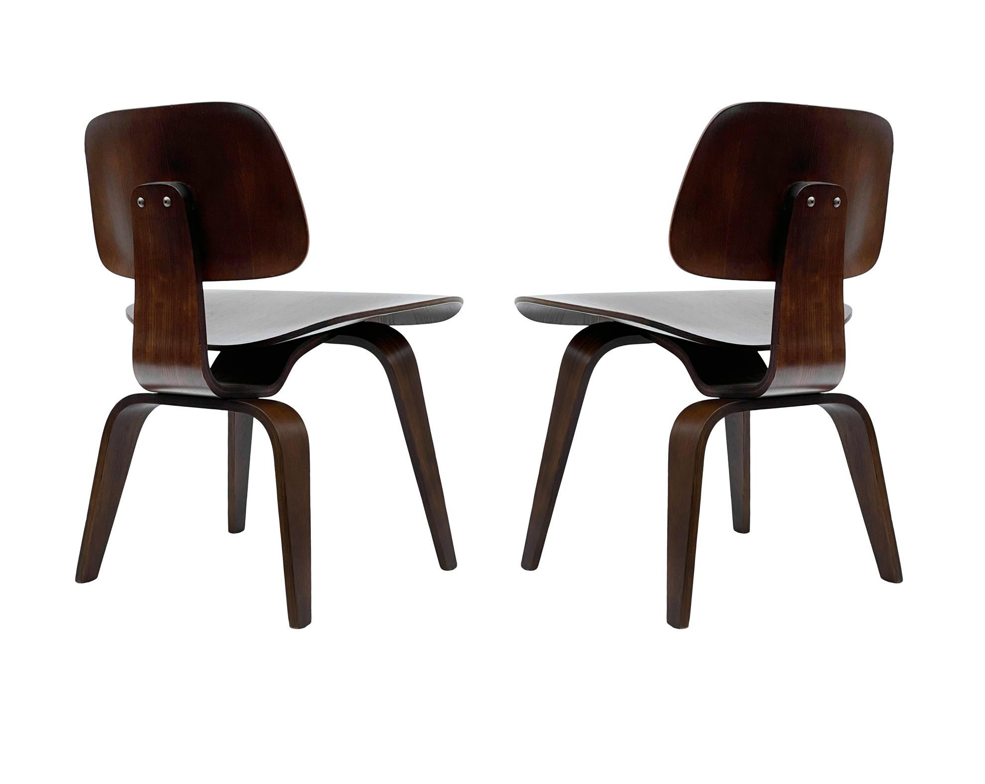 Mid-Century Modern Ensemble de 4 chaises de salle à manger de style mi-siècle moderne par Charles Eames pour Herman Miller en vente