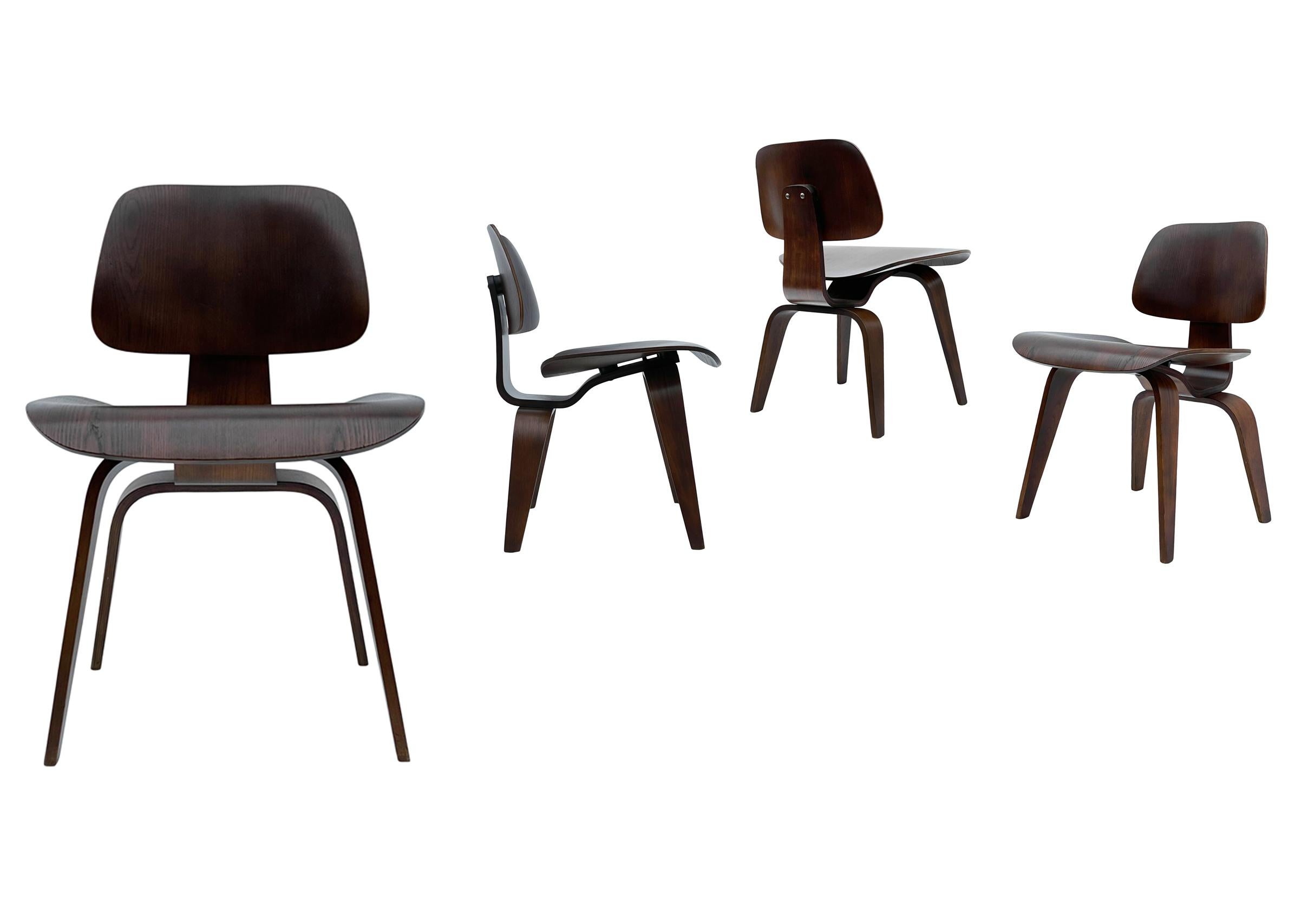 Américain Ensemble de 4 chaises de salle à manger de style mi-siècle moderne par Charles Eames pour Herman Miller en vente