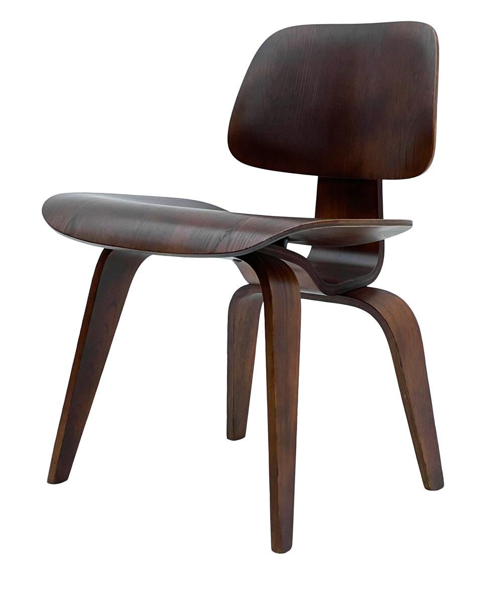 Satz von 4 modernen Esszimmerstühlen aus der Mitte des Jahrhunderts von Charles Eames für Herman Miller (Mitte des 20. Jahrhunderts) im Angebot