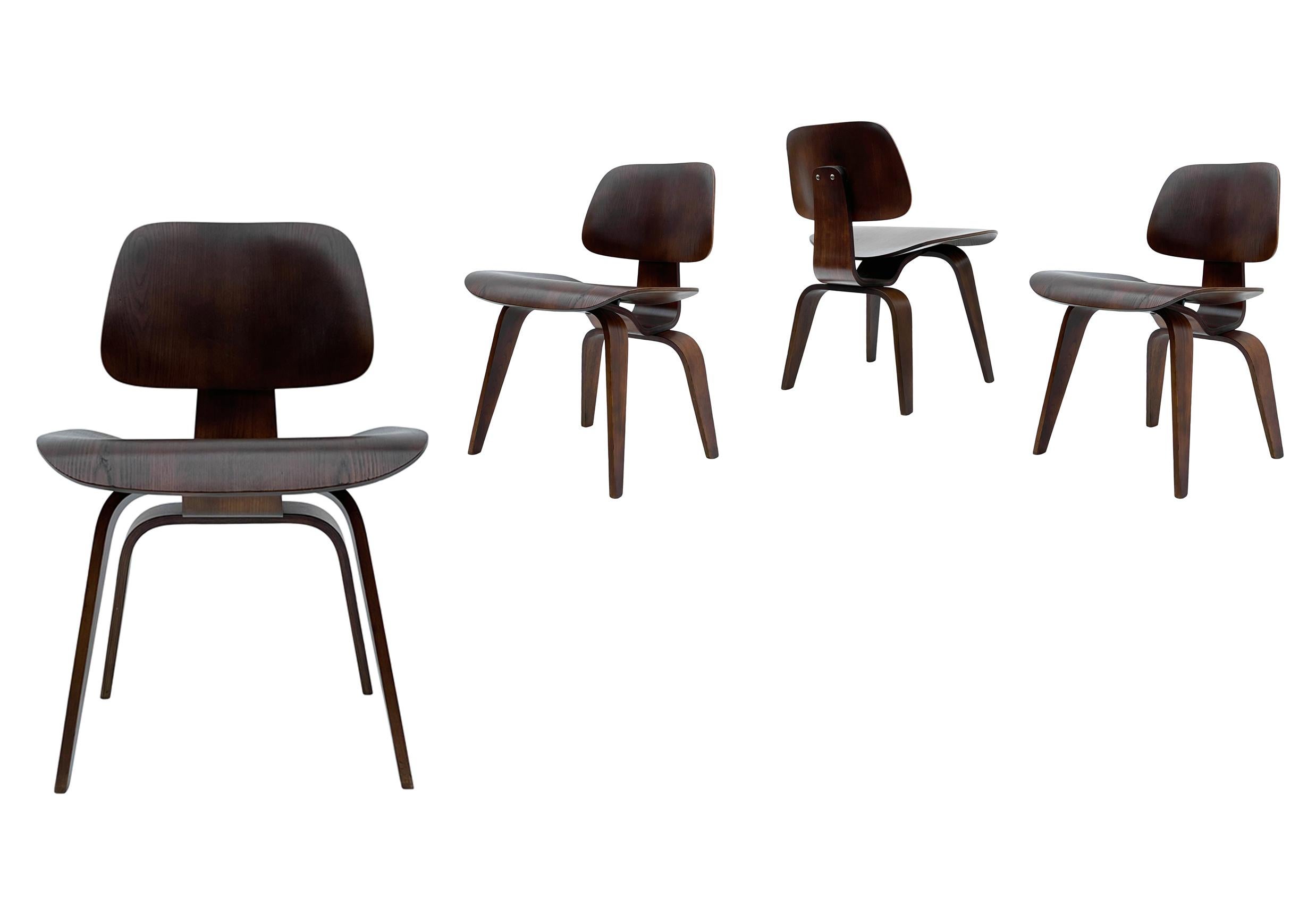 Contreplaqué Ensemble de 4 chaises de salle à manger de style mi-siècle moderne par Charles Eames pour Herman Miller en vente