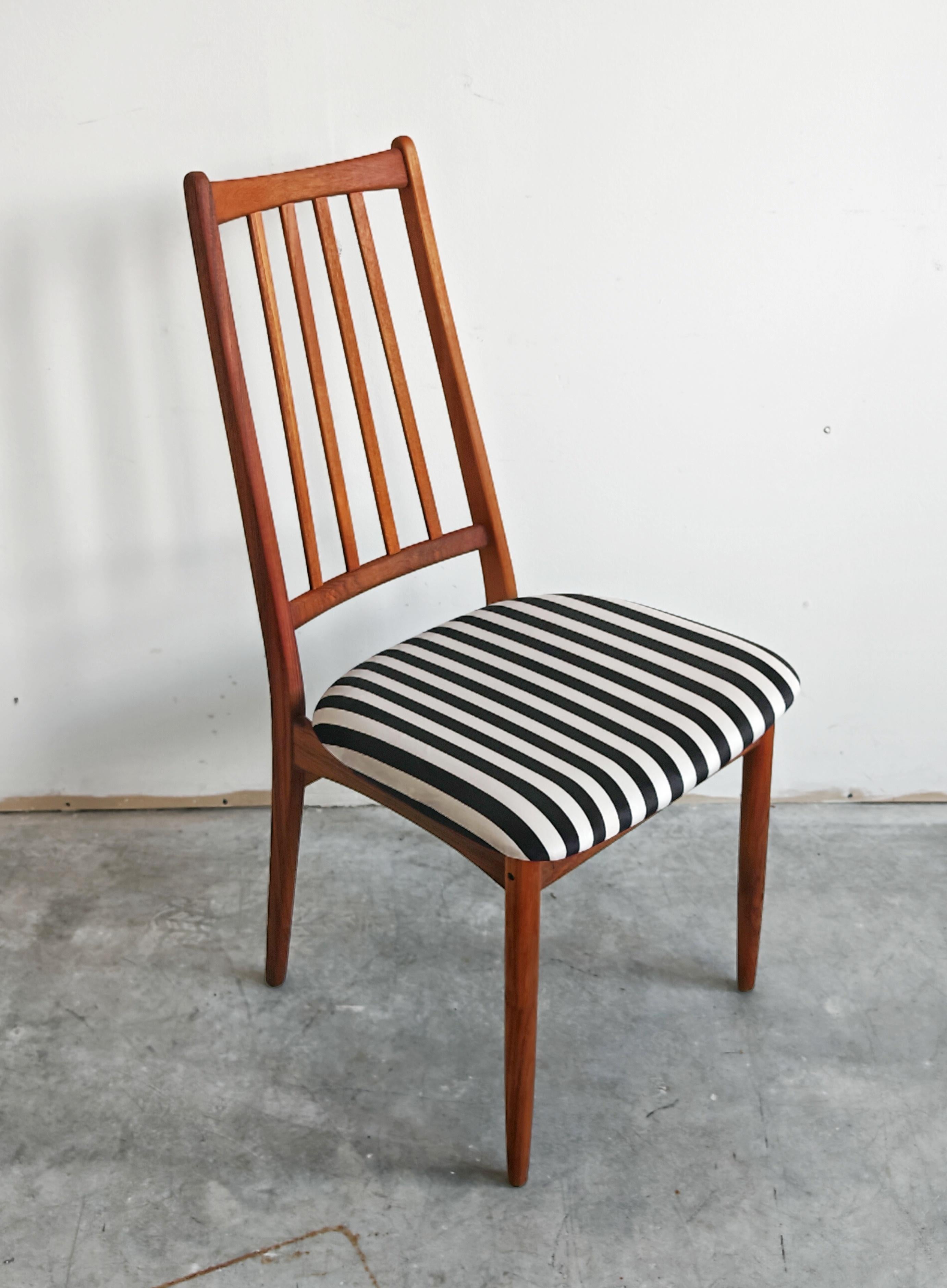 Danois Set of 4 Mid Century Modern Dining Chairs in solid teak, Denmark 1960s en vente