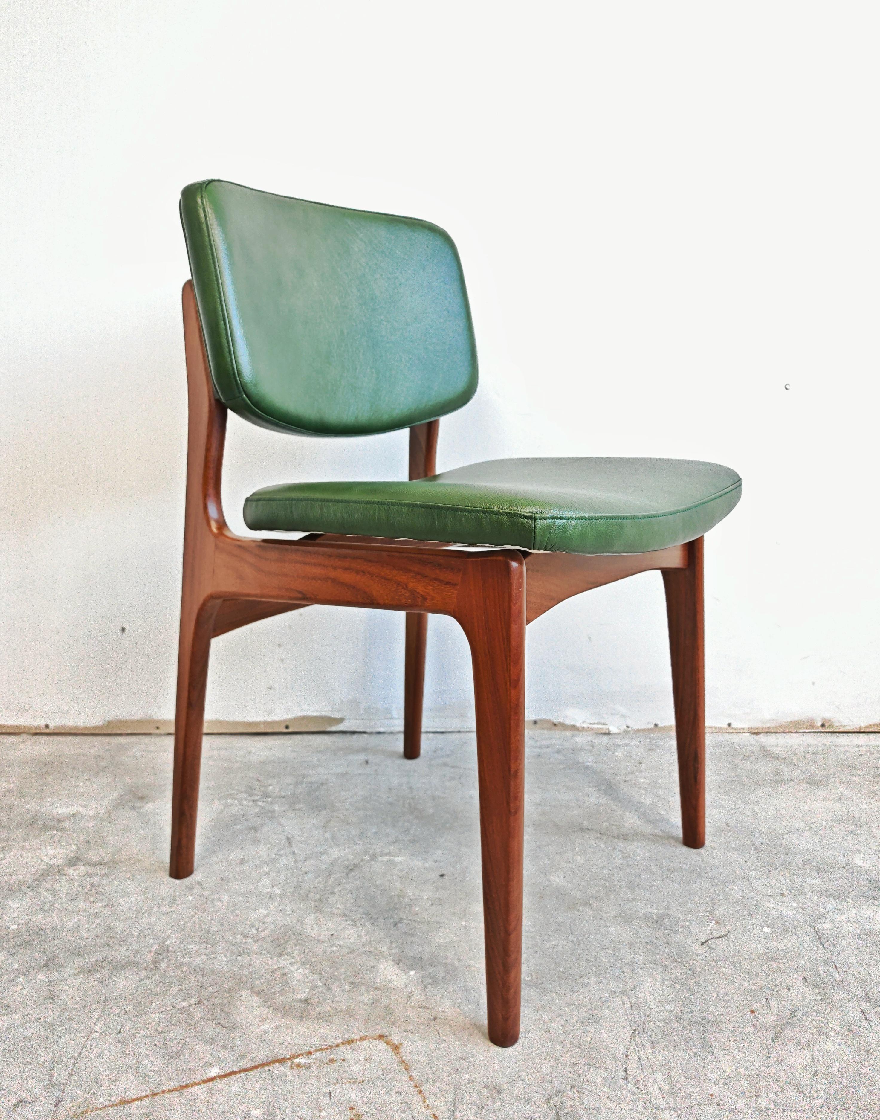 Satz von 4 Mid Century Modern Esszimmerstühlen in Teak und Leder, Dänemark 1960er Jahre (Dänisch) im Angebot