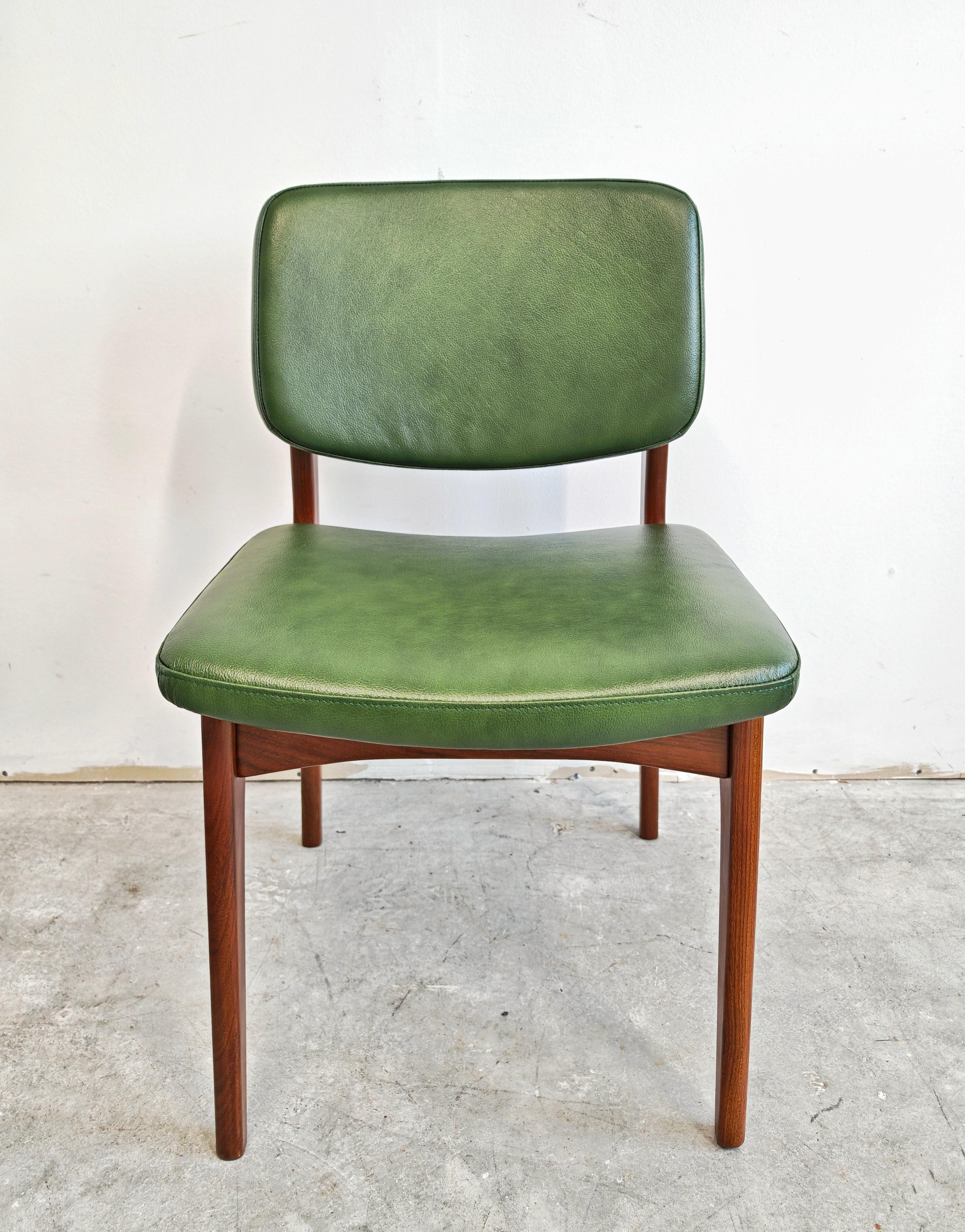 Satz von 4 Mid Century Modern Esszimmerstühlen in Teak und Leder, Dänemark 1960er Jahre (Mitte des 20. Jahrhunderts) im Angebot