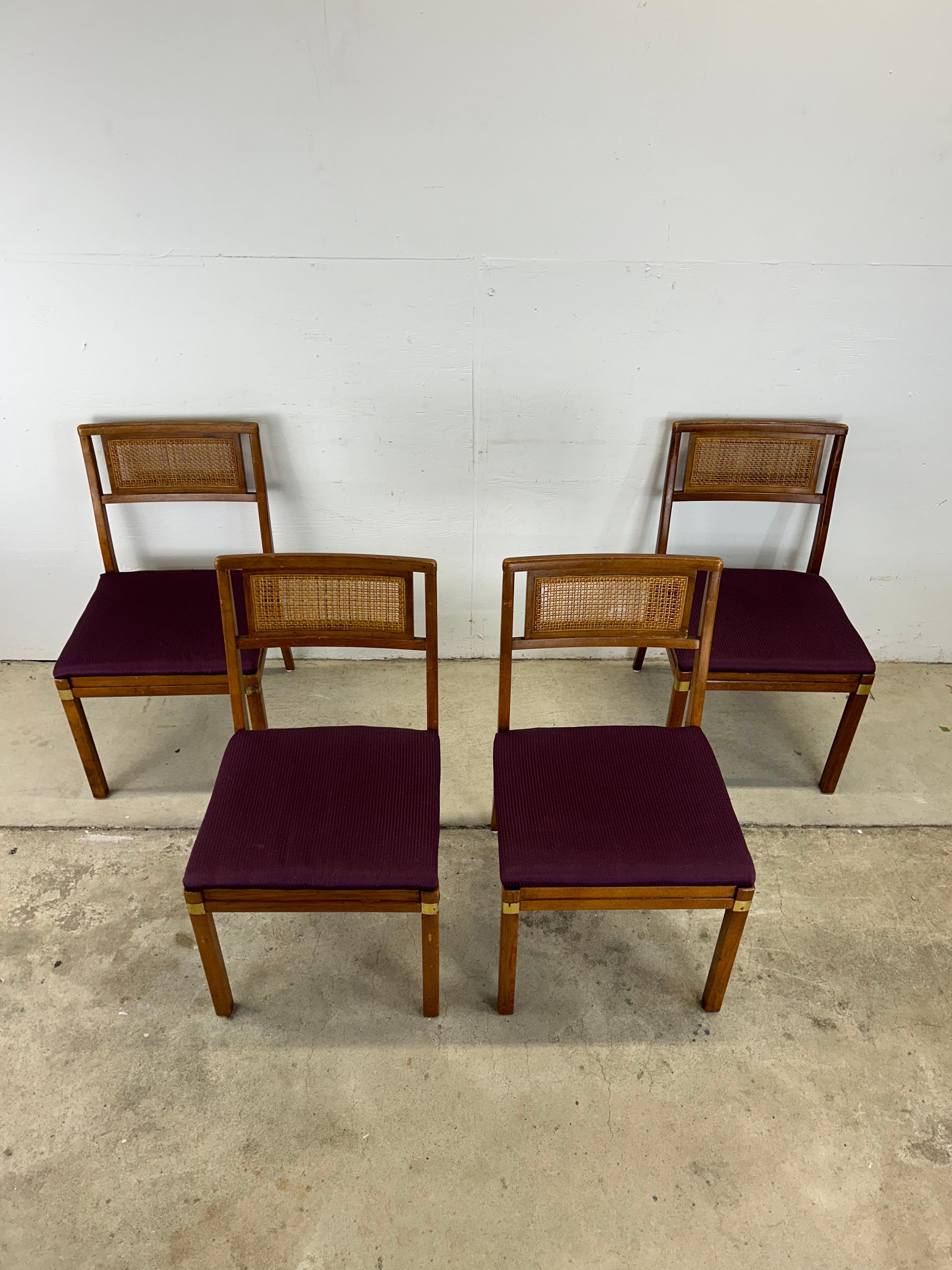 Cet ensemble de quatre chaises de salle à manger modernes du milieu du siècle comporte une construction en bois dur, une finition originale en noyer, un dossier canné, un rembourrage vintage et des pieds accentués en laiton. 

Dimensions : 19w 19d