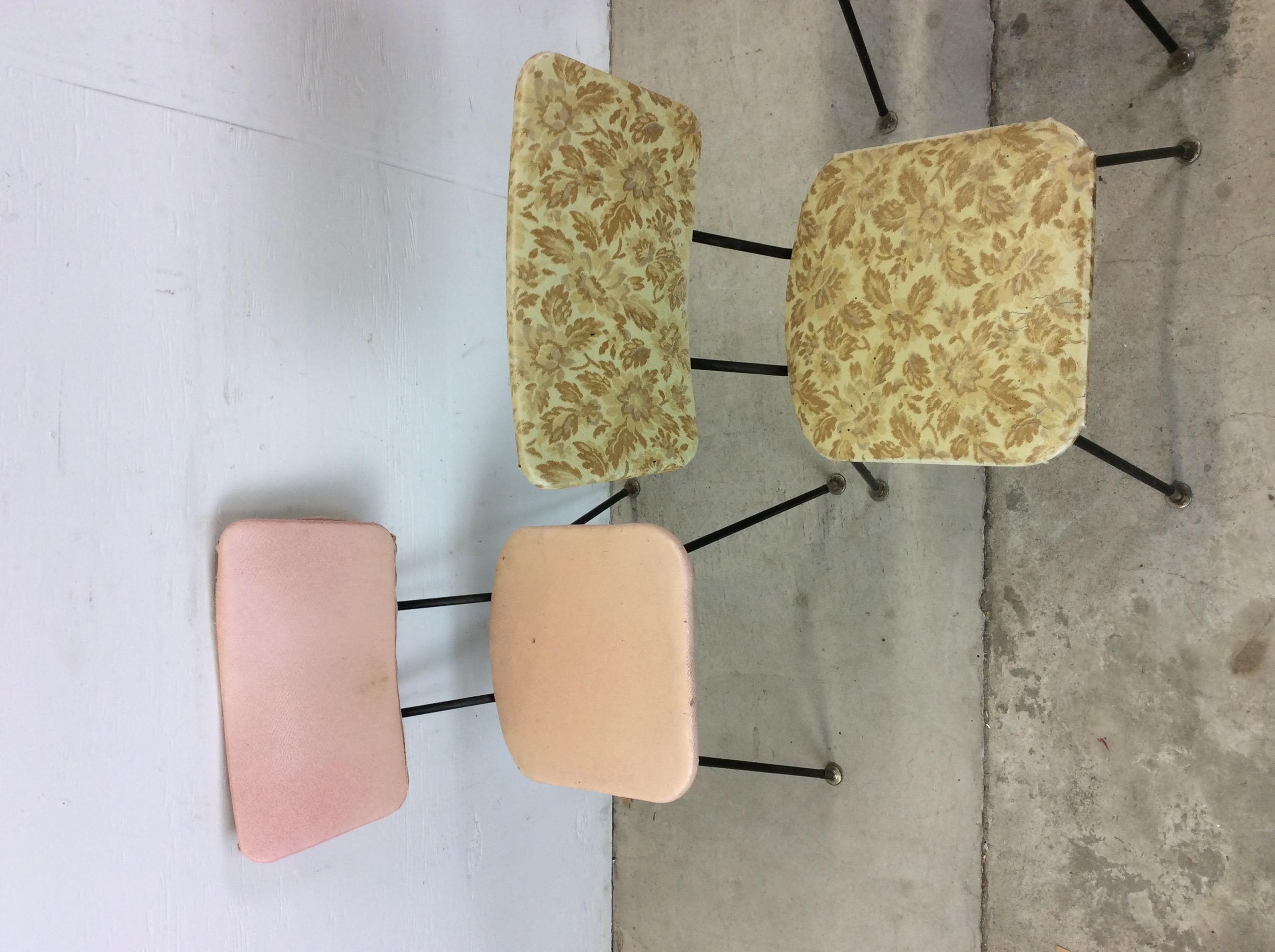Set of 4 Mid Century Modern Dining Chairs with Vintage Upholstery In Fair Condition For Sale In Freehold, NJ