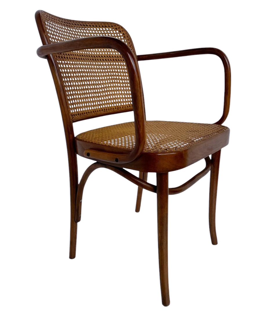 Un set completo di quattro sedie Praga in legno curvato di Josef Hoffmann in betulla tinta. La fustigazione è in buone condizioni. Bellissimo set di sedie e pronto all'uso. Realizzato in Repubblica Ceca, intorno agli anni '60.