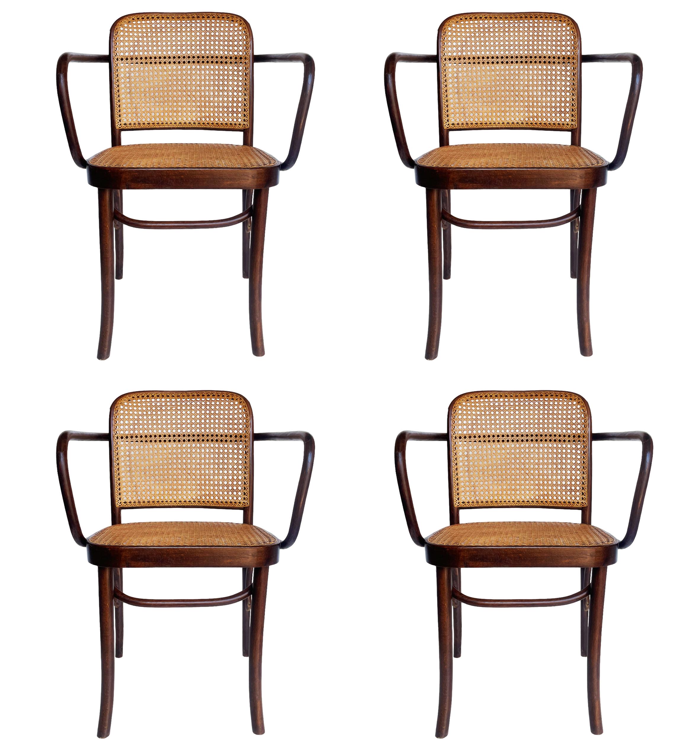 Satz von 4 modernen Prager Esszimmerstühlen aus der Mitte des Jahrhunderts von Josef Hoffmann, Schilfrohr und Holz (Mitte des 20. Jahrhunderts) im Angebot