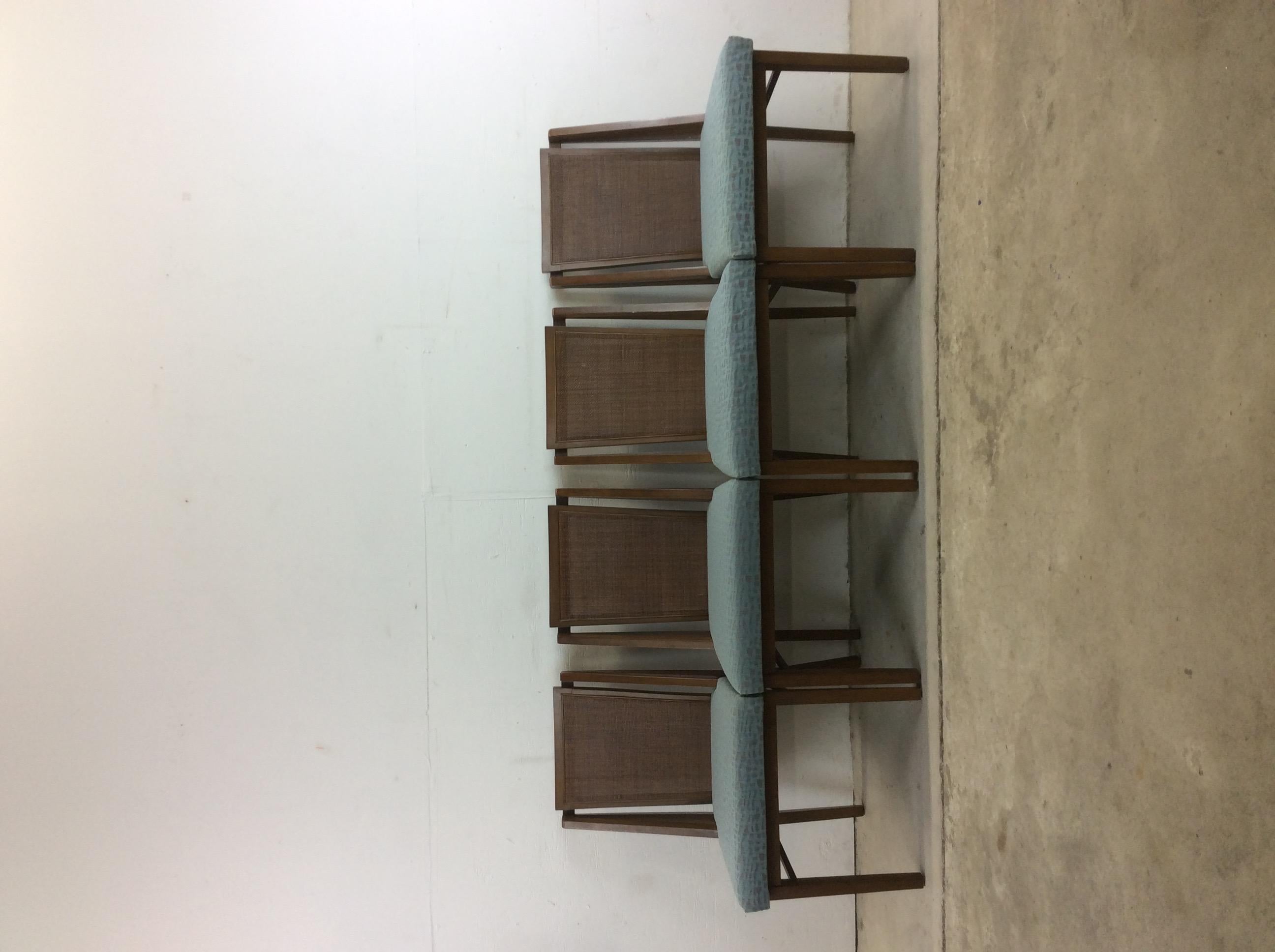 Dieses Set aus vier Esszimmerstühlen von Drexel zeichnet sich durch eine Hartholzkonstruktion, eine originale Walnussoberfläche, eine schöne Rohrrückenlehne und eine Vintage-Polsterung aus.

Abmessungen: 20W 19D 17.5sh 35H.