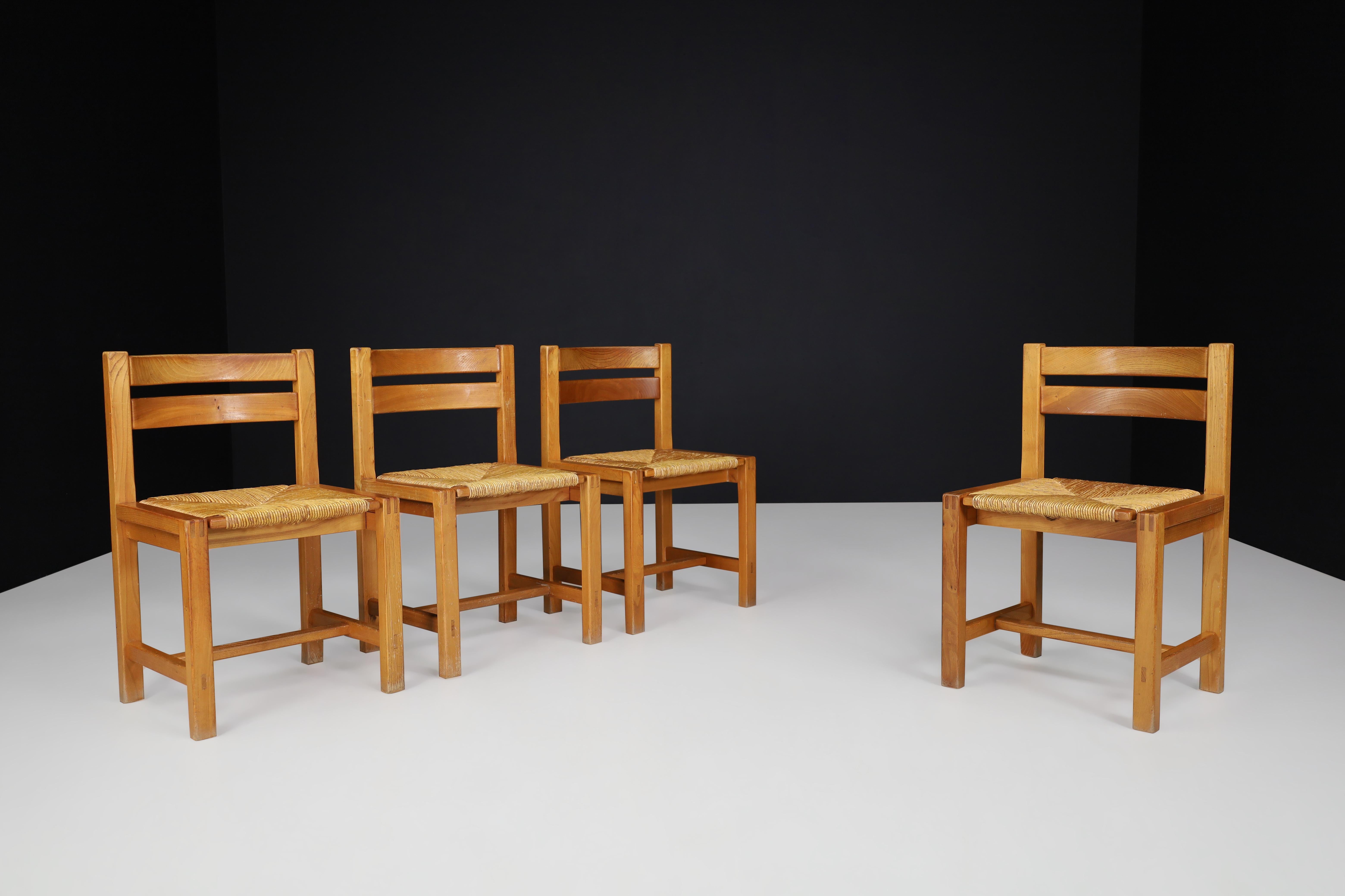 French Set of 4 Mid-Century Modern Elm and Rush Dining Chairs by Maison Regain, France For Sale