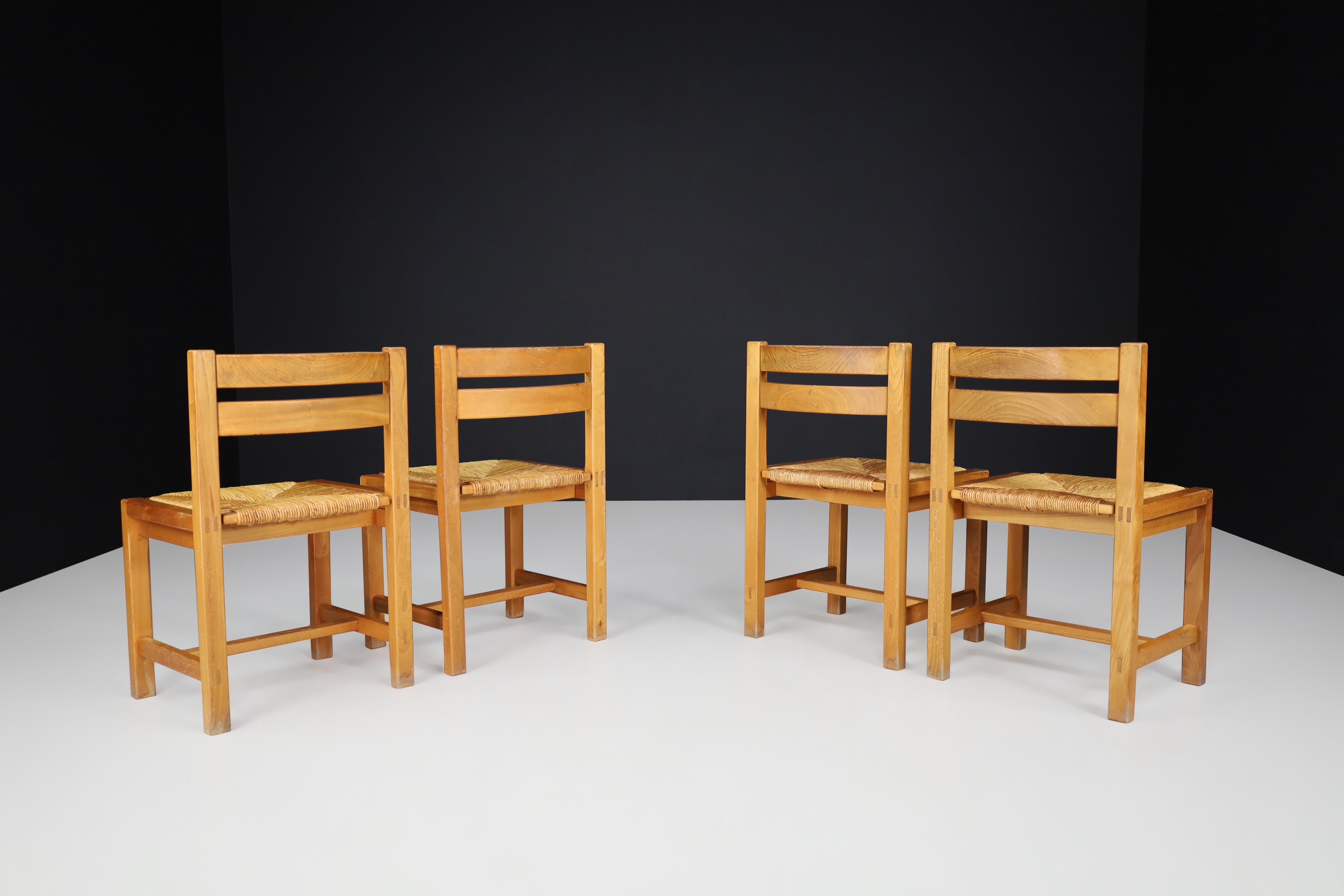 Set of 4 Mid-Century Modern Elm and Rush Dining Chairs by Maison Regain, France In Good Condition For Sale In Almelo, NL