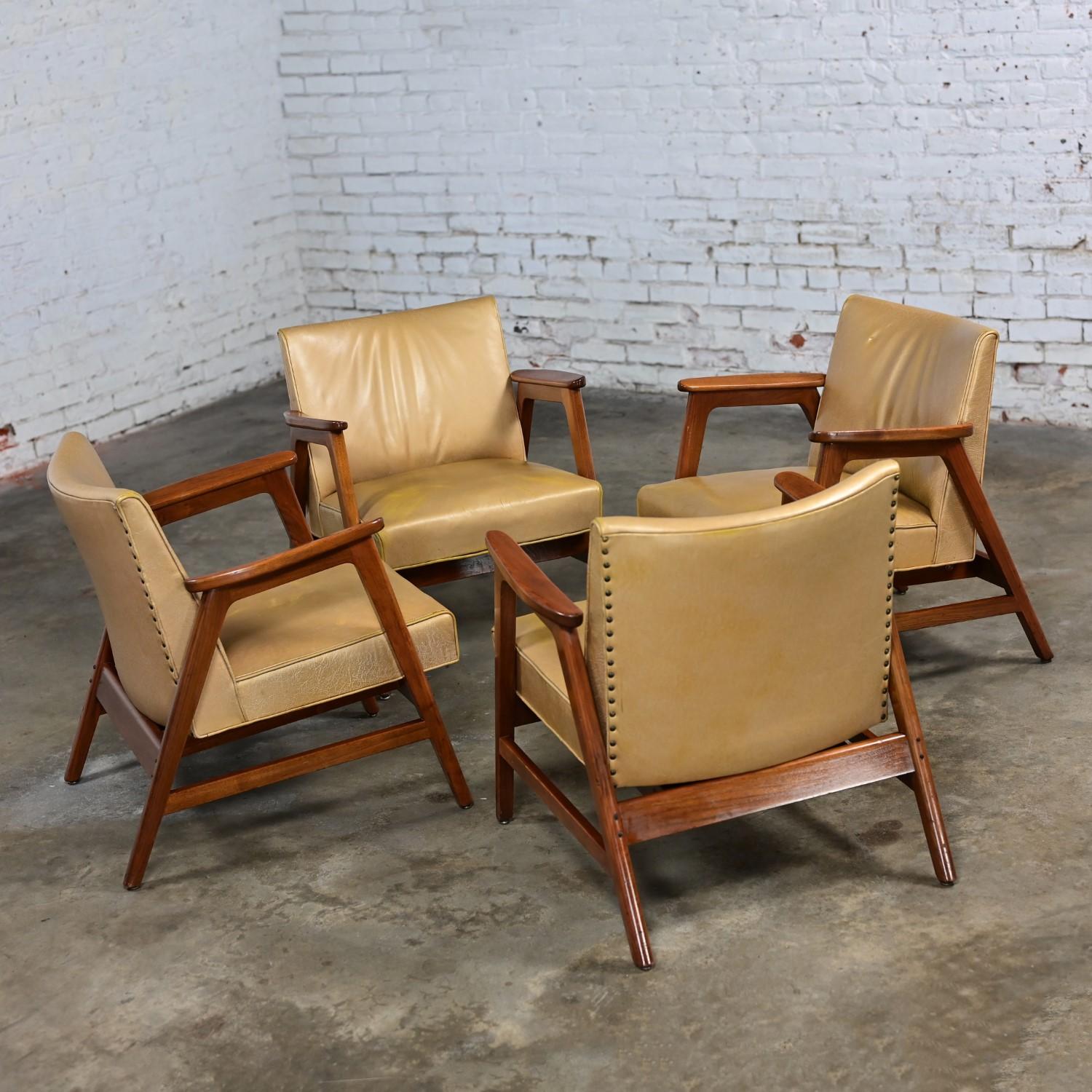 Set di 4  Poltrone Gunlocke moderne di metà secolo in pelle dorata con struttura in noce in vendita 6