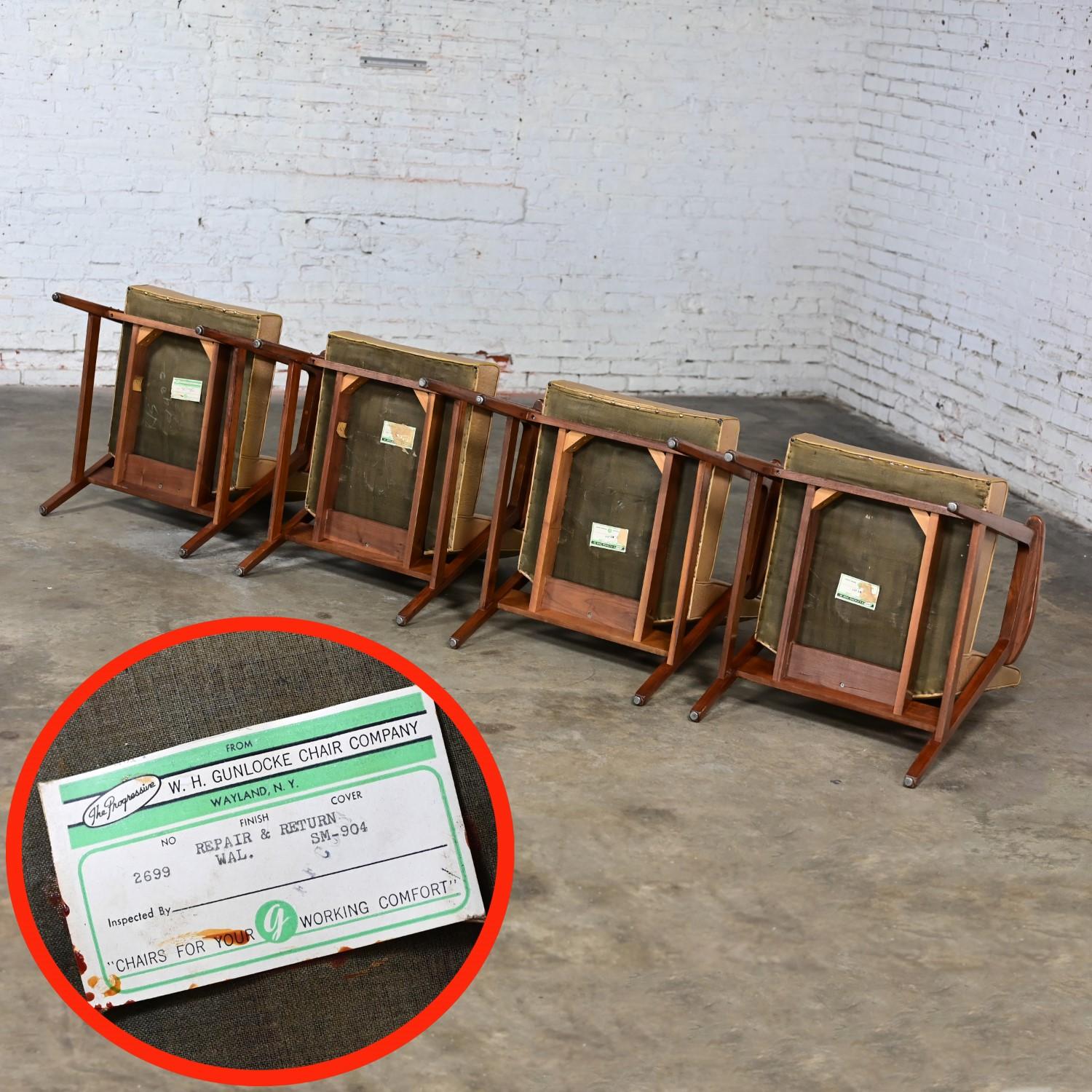 Set di 4  Poltrone Gunlocke moderne di metà secolo in pelle dorata con struttura in noce in vendita 9