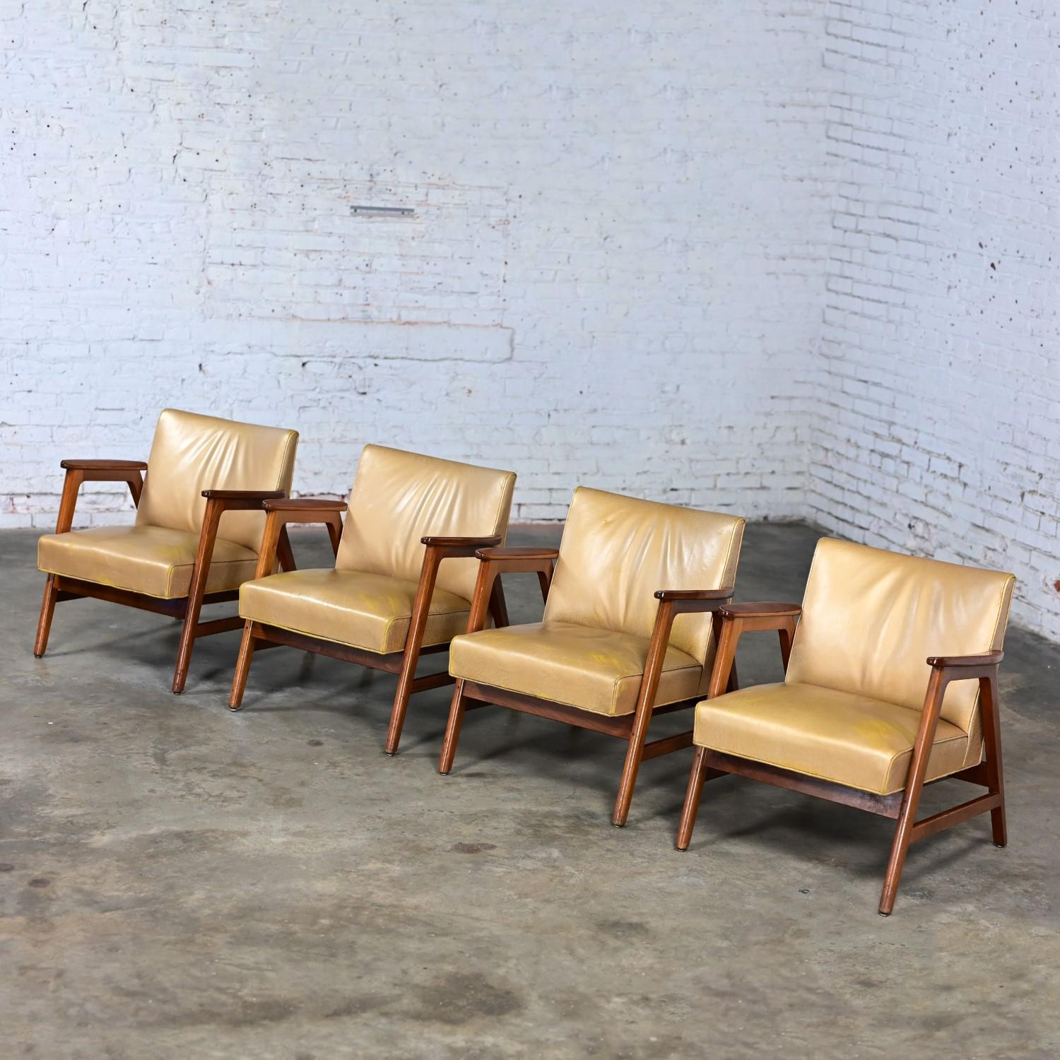 Mid-Century moderno Set di 4  Poltrone Gunlocke moderne di metà secolo in pelle dorata con struttura in noce in vendita