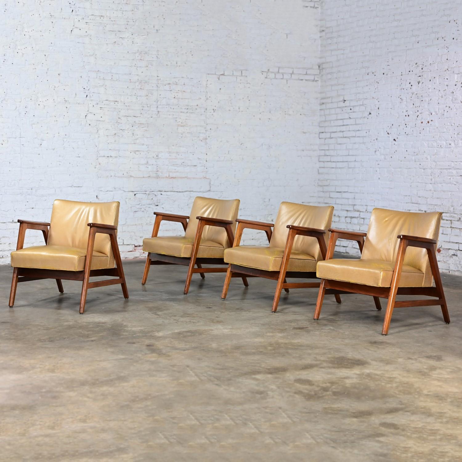XX secolo Set di 4  Poltrone Gunlocke moderne di metà secolo in pelle dorata con struttura in noce in vendita