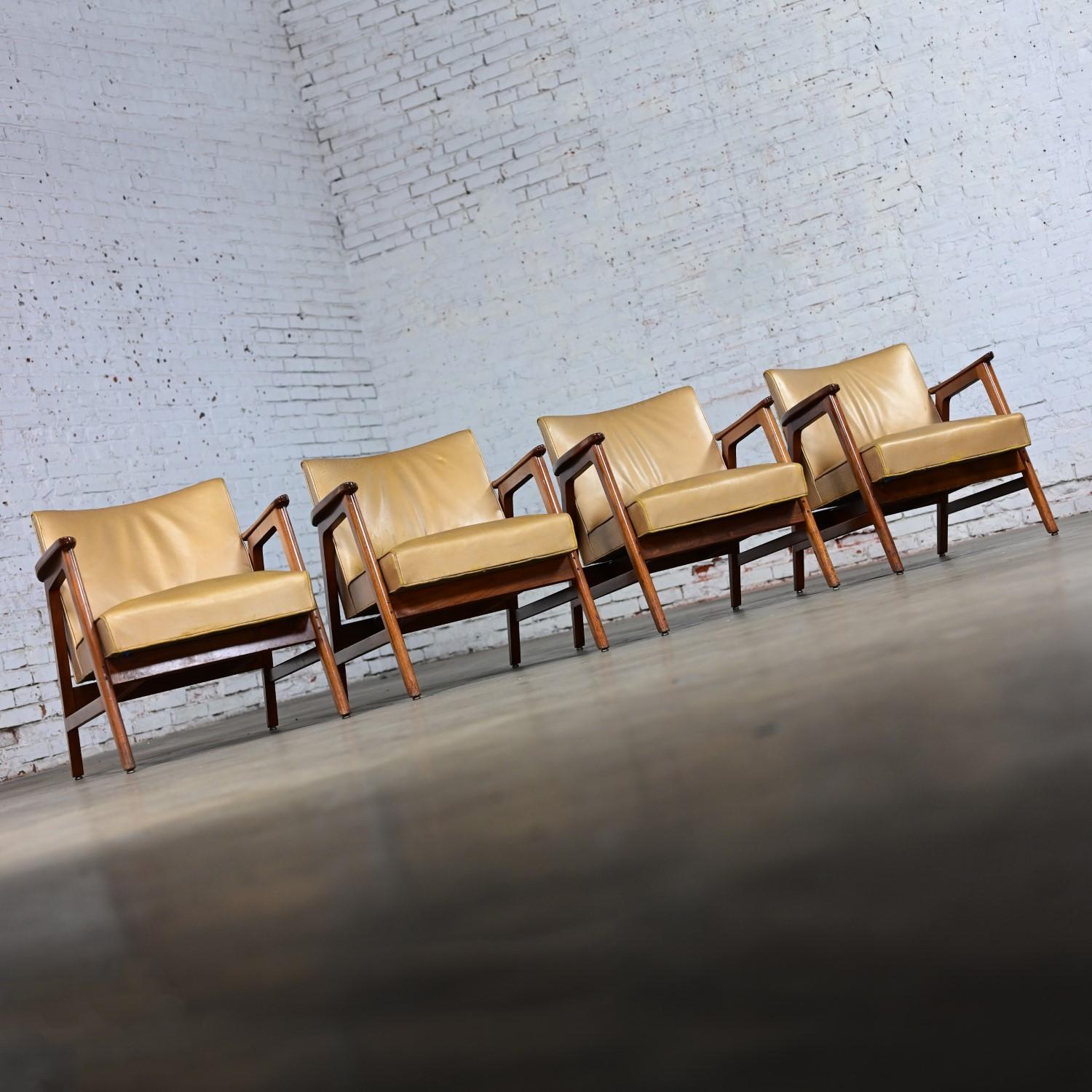Metallo Set di 4  Poltrone Gunlocke moderne di metà secolo in pelle dorata con struttura in noce in vendita