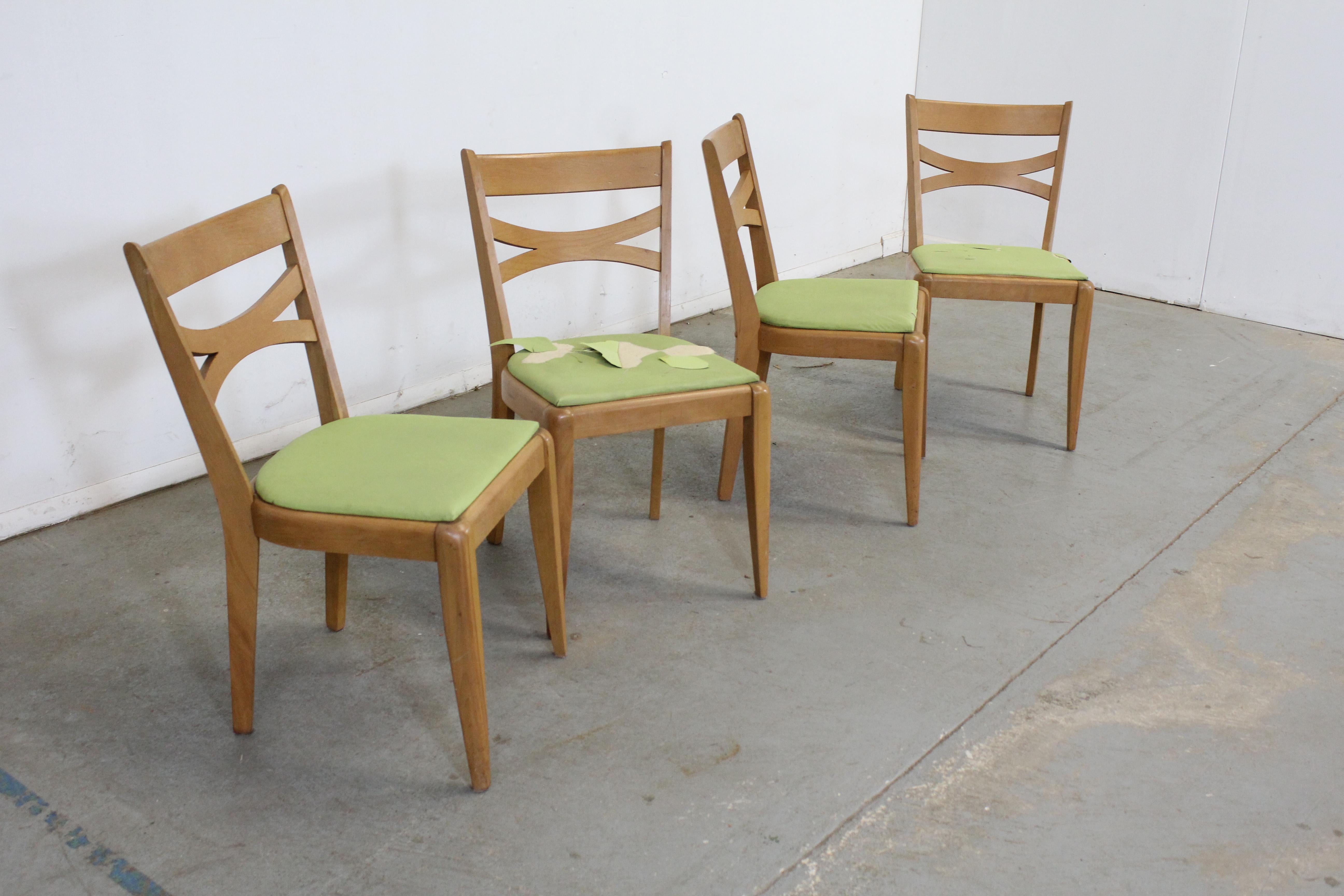 Set of 4 Mid-Century Modern Heywood Wakefield dining chairs 

Offered is a vintage set of 4 vintage dining chairs. They are in the color 
