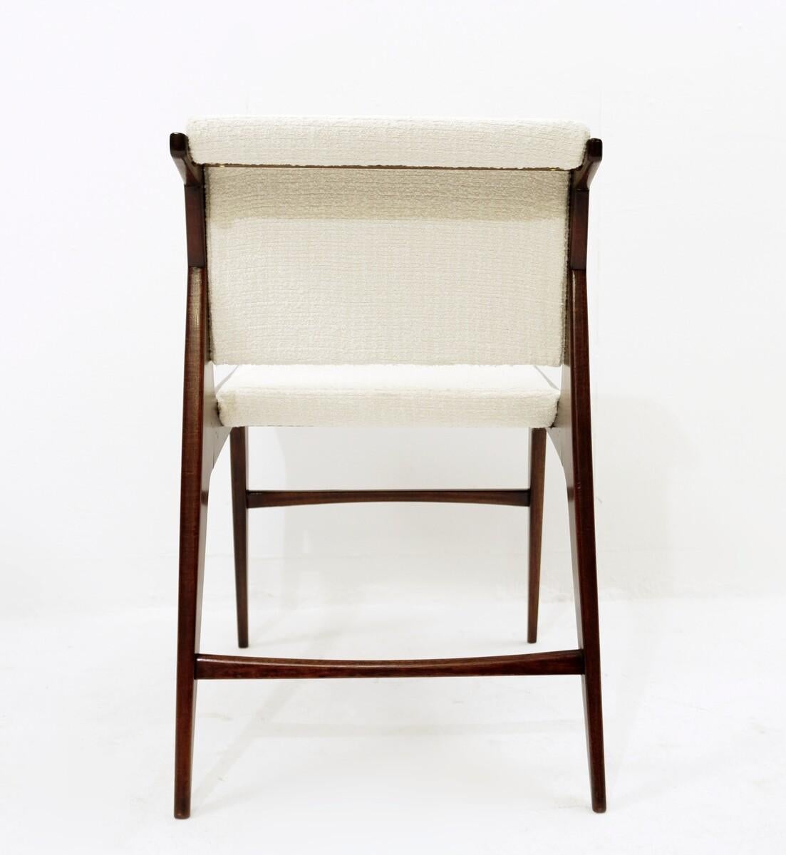 Ensemble de 4 chaises italiennes modernes du milieu du siècle dernier, bois et tissu blanc, années 1960 en vente 6