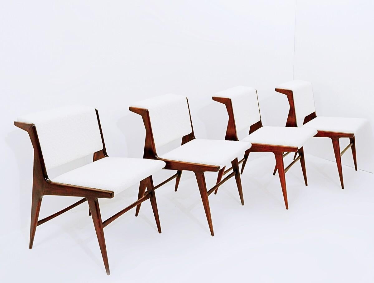 Ensemble de 4 chaises italiennes modernes du milieu du siècle dernier, bois et tissu blanc, années 1960 en vente 7