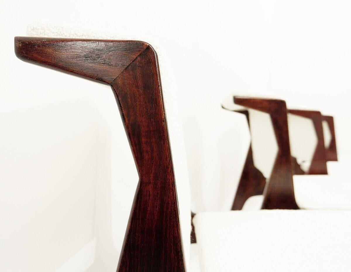 Ensemble de 4 chaises italiennes modernes du milieu du siècle, bois et tissu blanc, années 1960.