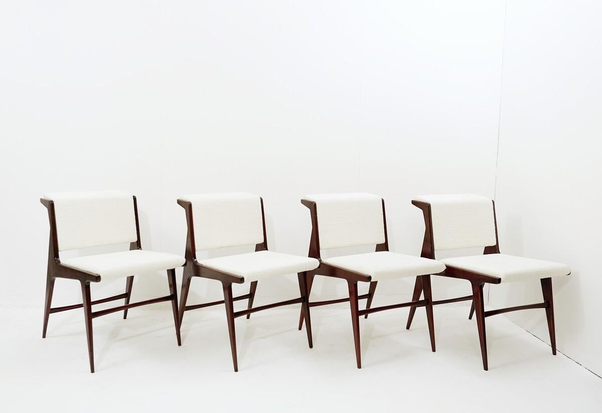 Mid-Century Modern Ensemble de 4 chaises italiennes modernes du milieu du siècle dernier, bois et tissu blanc, années 1960 en vente