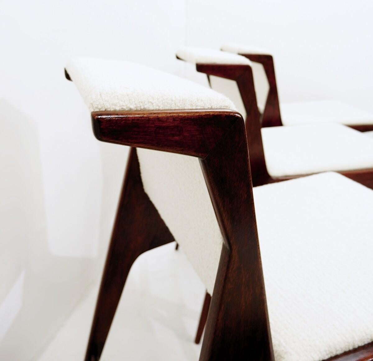 Juego de 4 sillas italianas modernas de mediados de siglo, madera y tela blanca, años 60 en Bueno estado para la venta en Brussels, BE