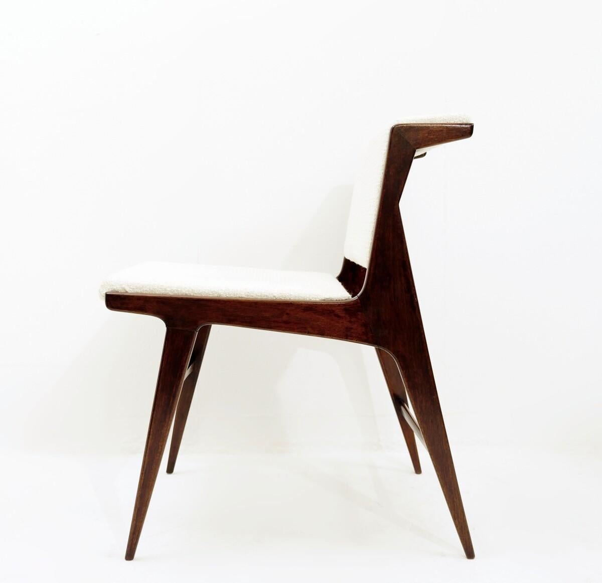 Ensemble de 4 chaises italiennes modernes du milieu du siècle dernier, bois et tissu blanc, années 1960 en vente 1