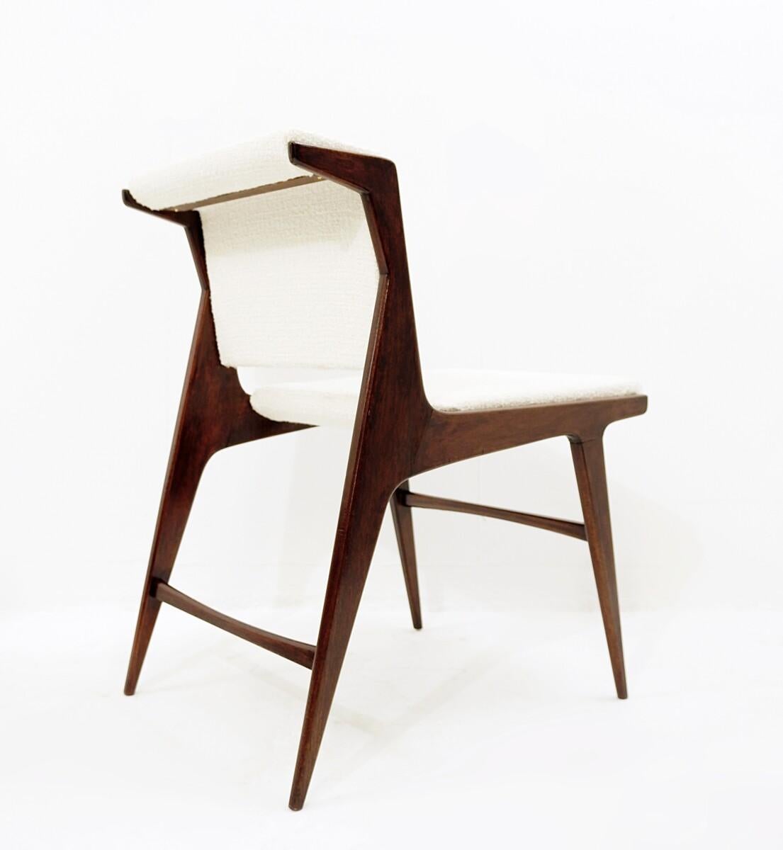 Ensemble de 4 chaises italiennes modernes du milieu du siècle dernier, bois et tissu blanc, années 1960 en vente 2