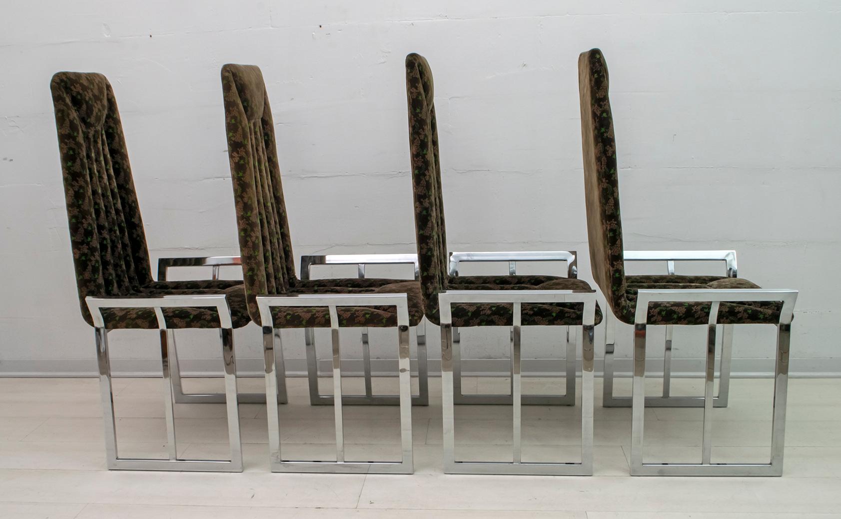 Diese vier Stahlstühle mit Samtpolsterung wurden in den 1970er Jahren in Italien hergestellt. In ausgezeichnetem Zustand.