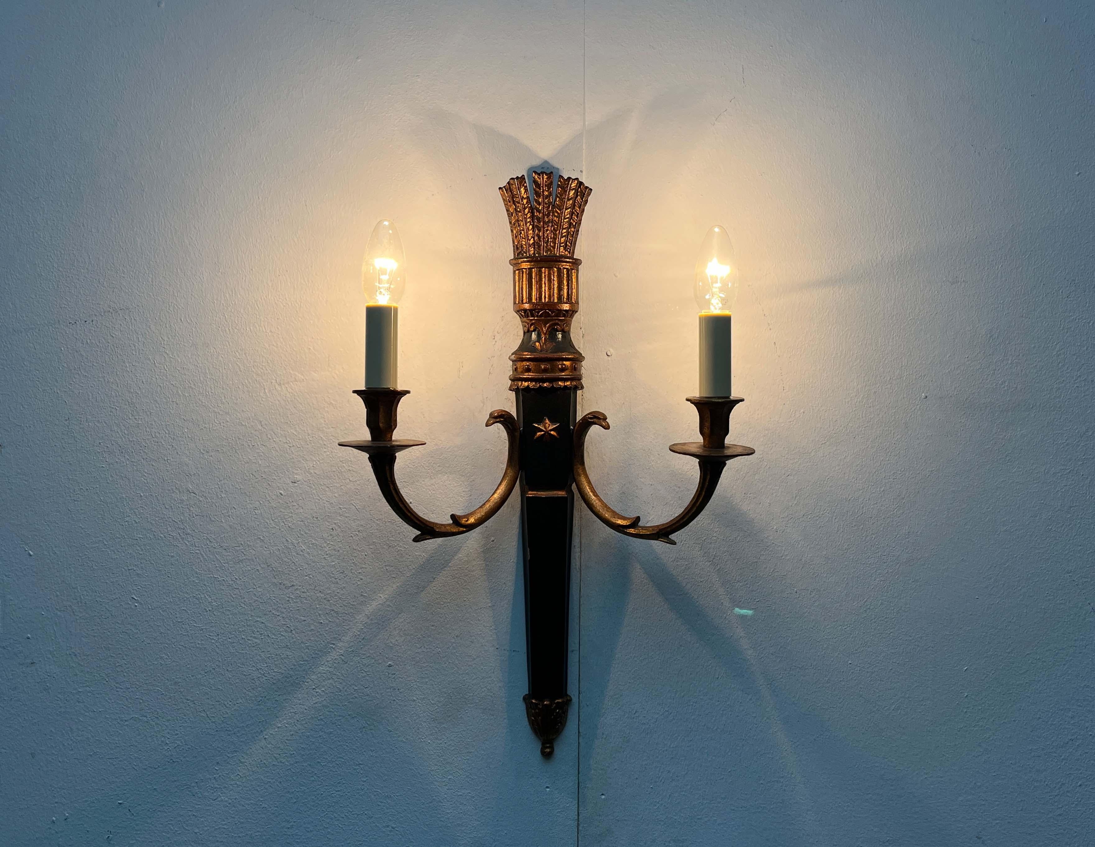 Eleganti applique da parete della manifattura italiana Palladio degli anni '60.

il set è composto da quattro applique in stile neoclassico. Il design imita i classici candelabri da parete. Al posto delle candele, le applique sono dotate di prese