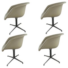 Ensemble de 4 chaises de salle à manger en coquillage de style Herman Miller, mi-siècle moderne, brun clair