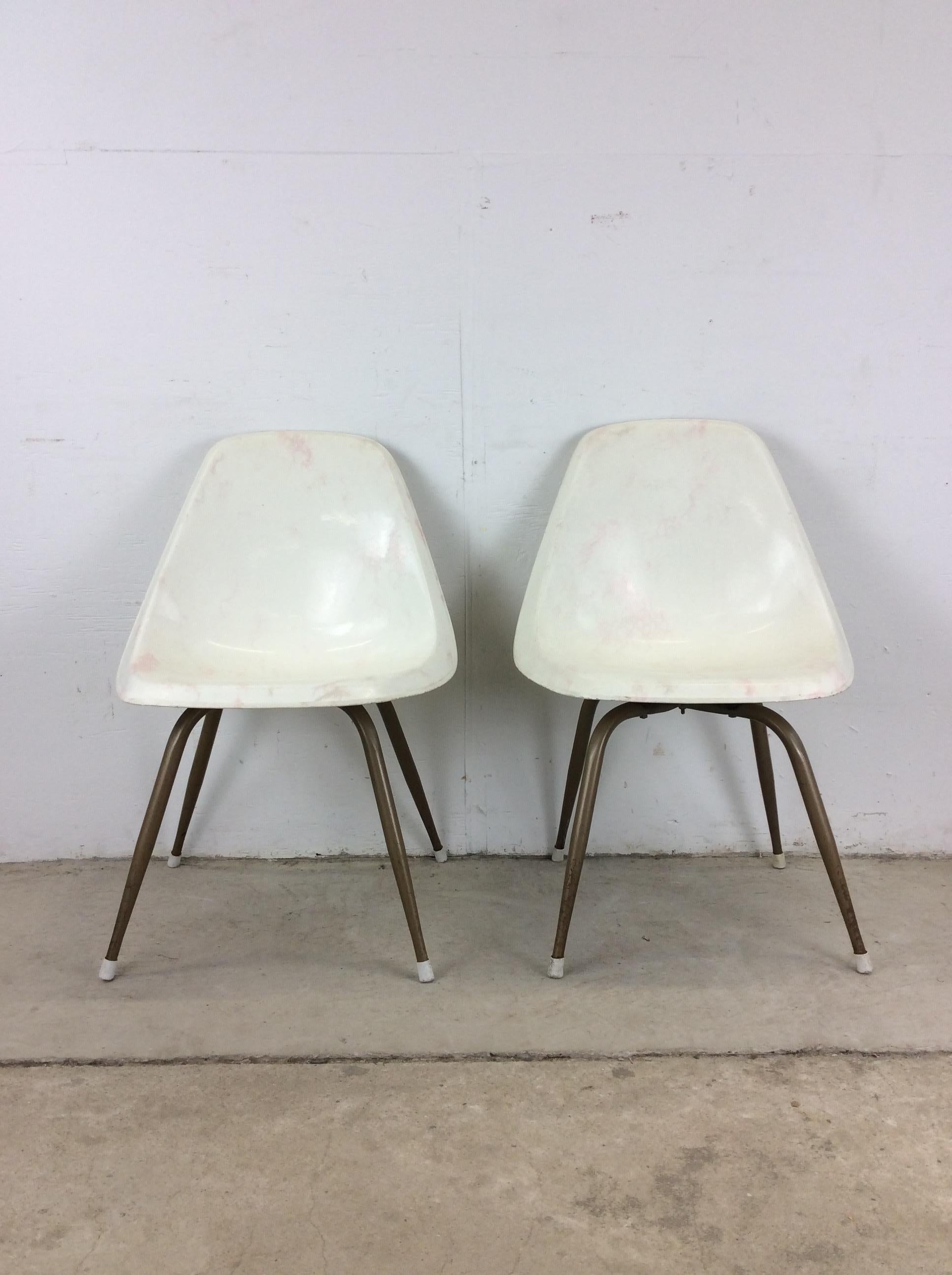Set of 4 Mid Century Modern Molded Plastic Chairs with Swivel Base For Sale 4