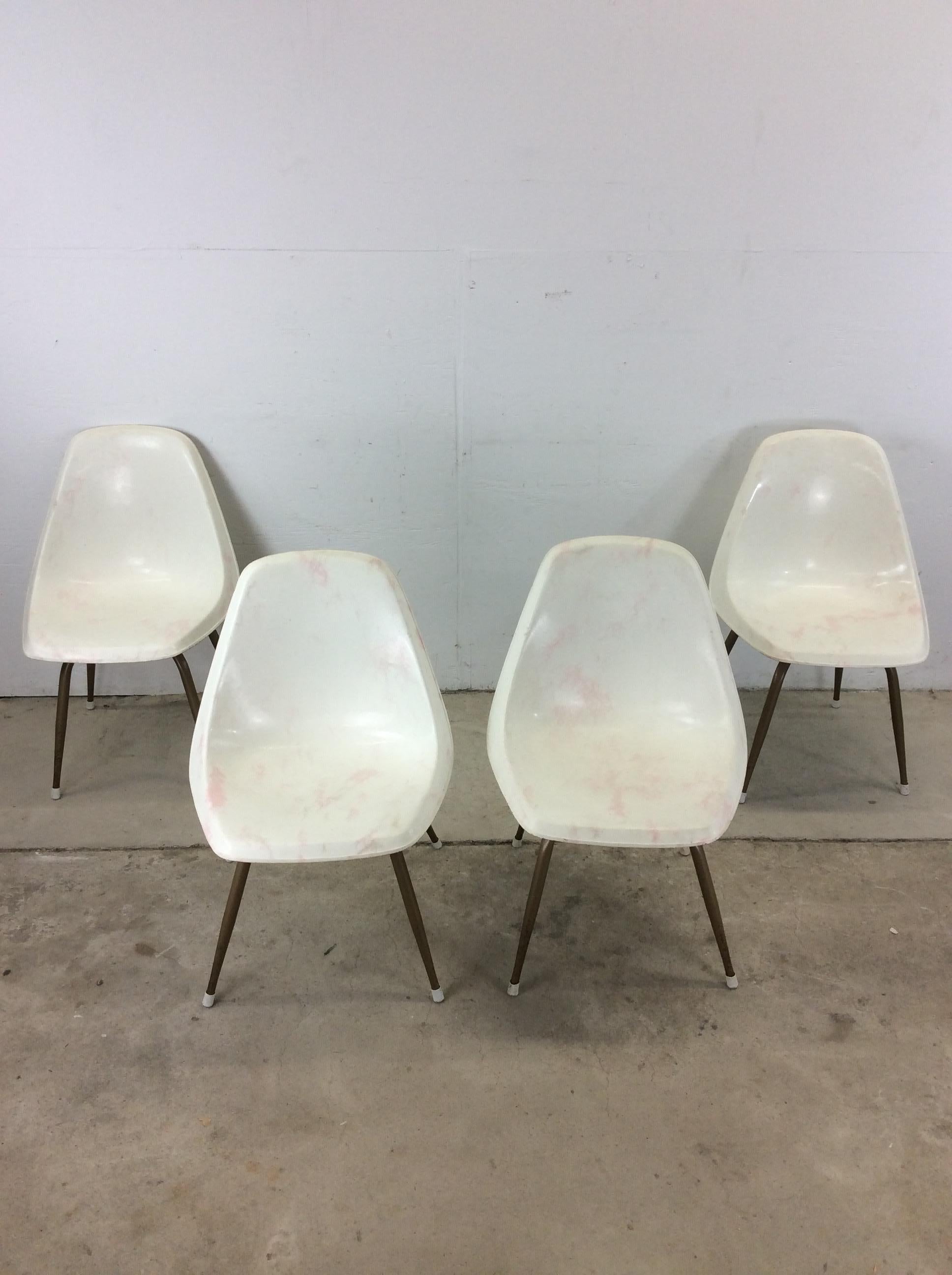 Mid-Century Modern Set of 4 Mid Century Modern Molded Plastic Chairs with Swivel Base For Sale