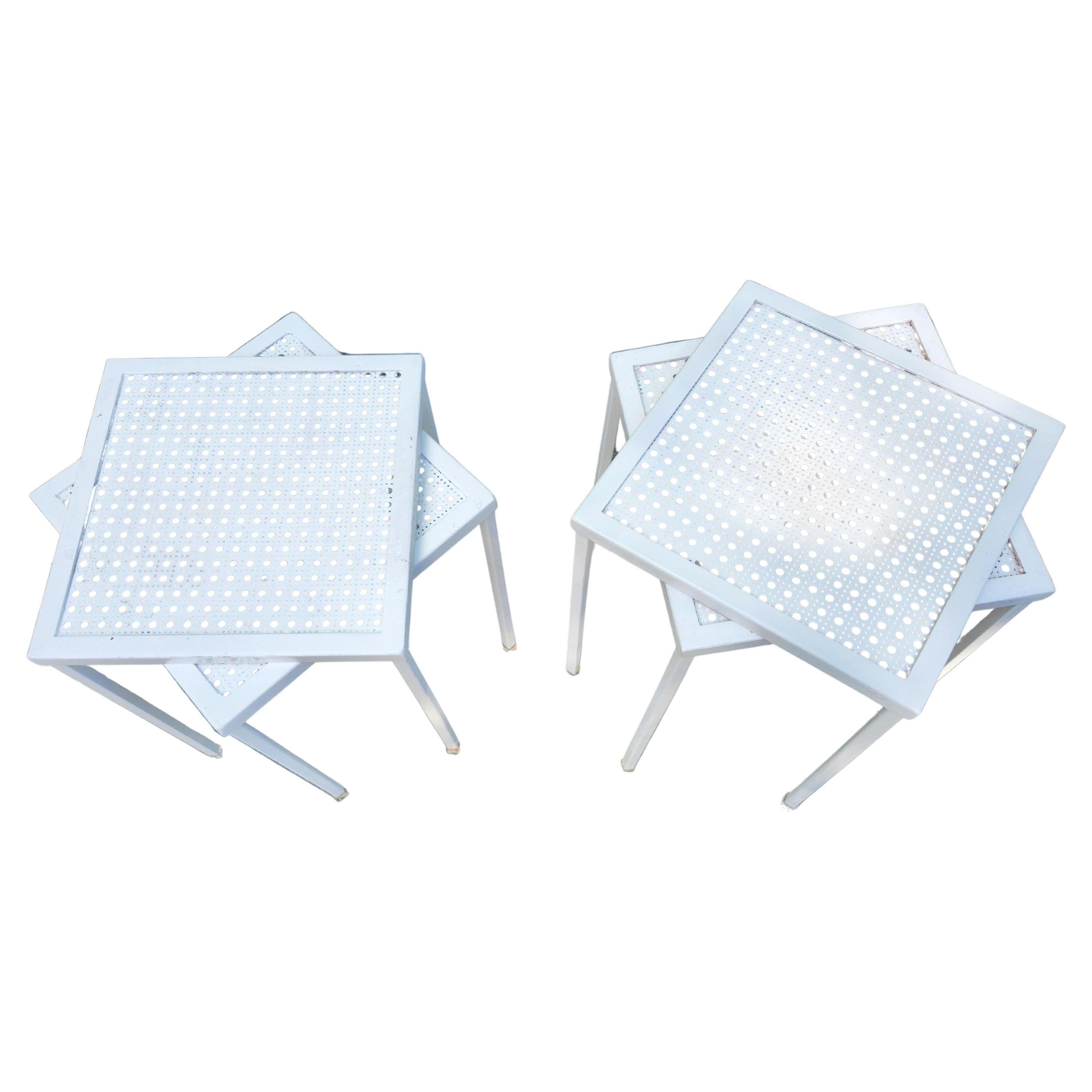 Juego de 4 Tabes apilables de metal perforado para exteriores modernos de mediados de siglo C1958 Restaurados