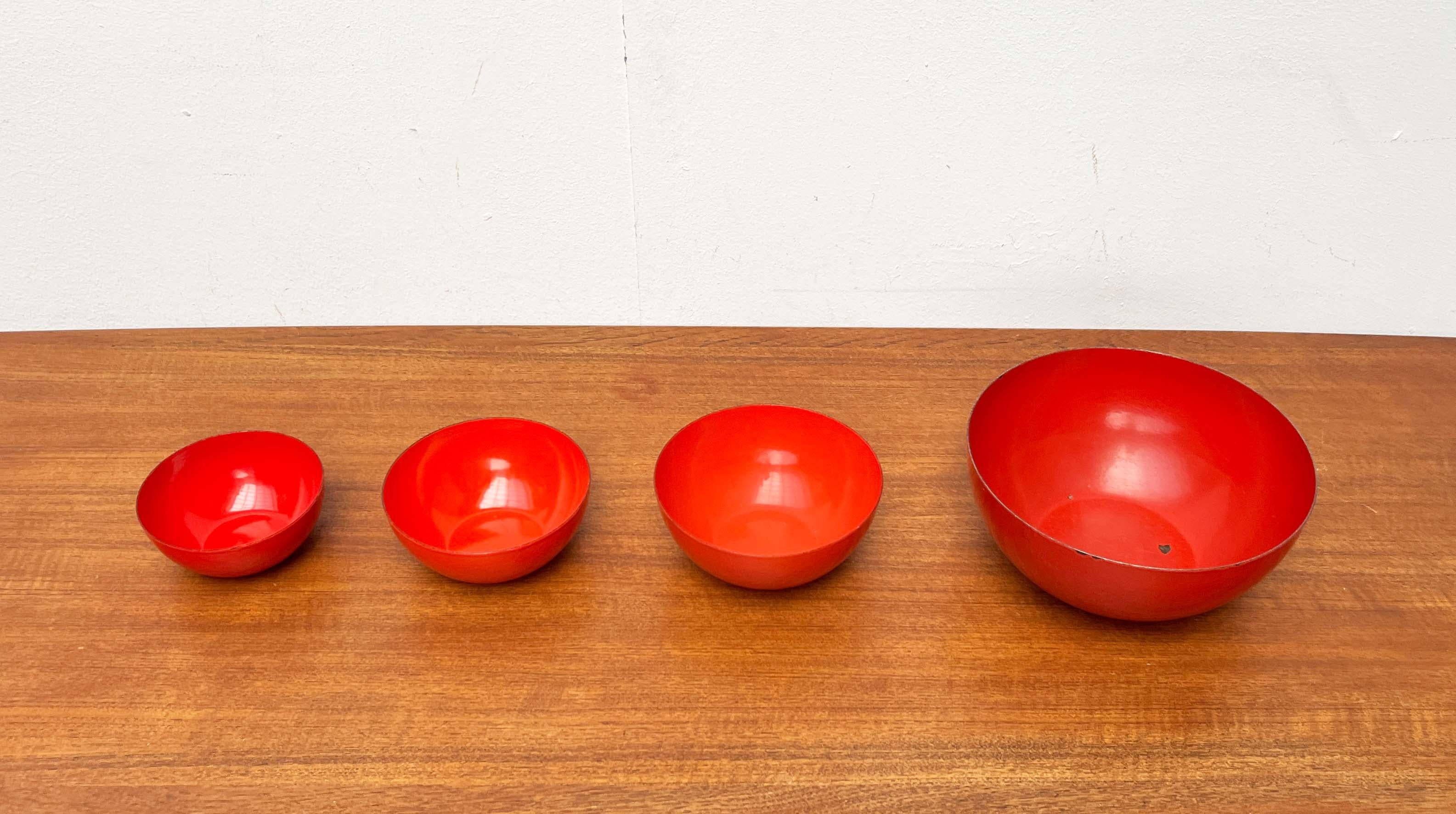 Mid-Century moderno Set of 4 Mid-Century Modern Red Enamel Bowls by Kaj Franck for Finel, Finland in vendita