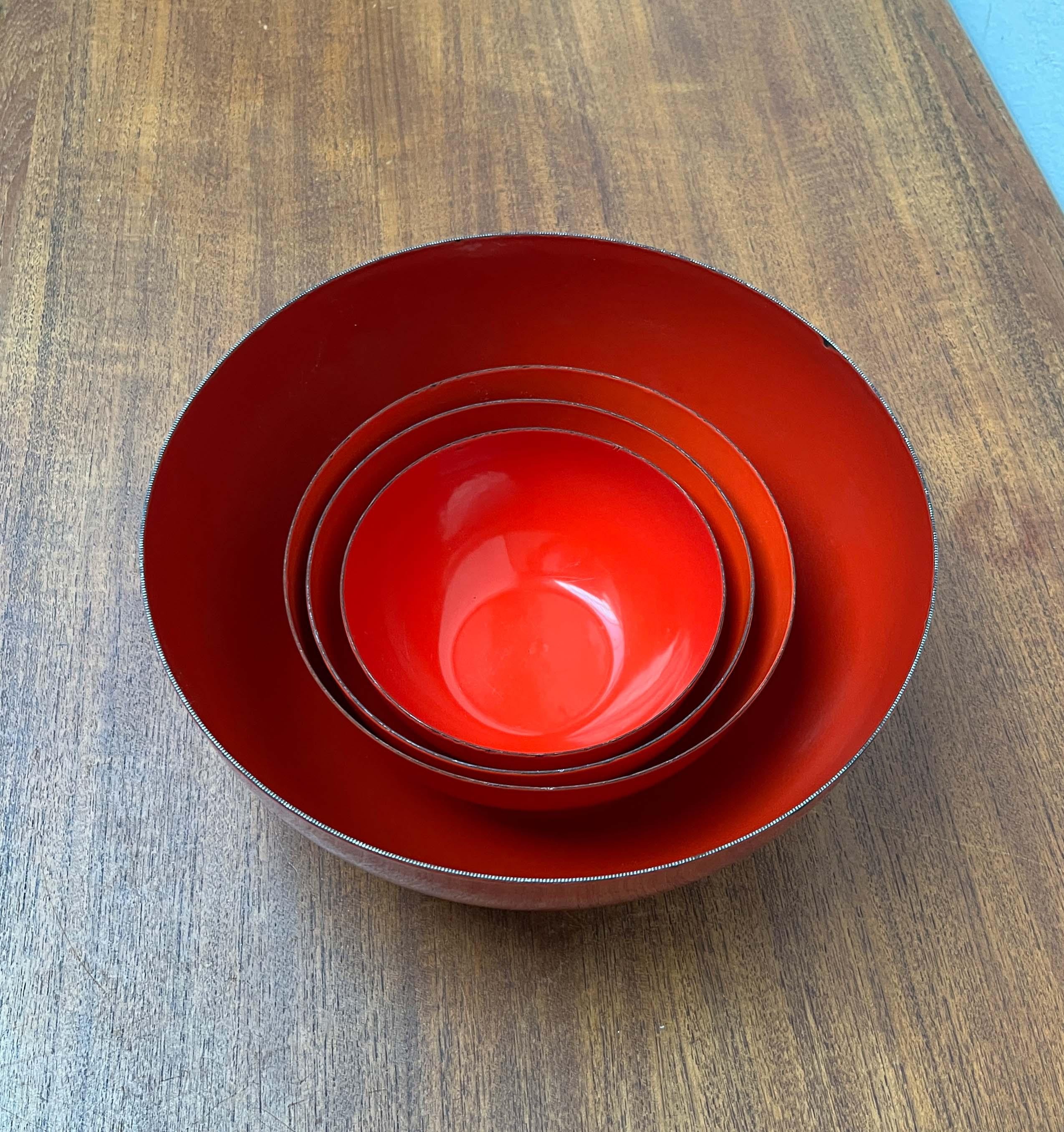 Finlandese Set of 4 Mid-Century Modern Red Enamel Bowls by Kaj Franck for Finel, Finland in vendita