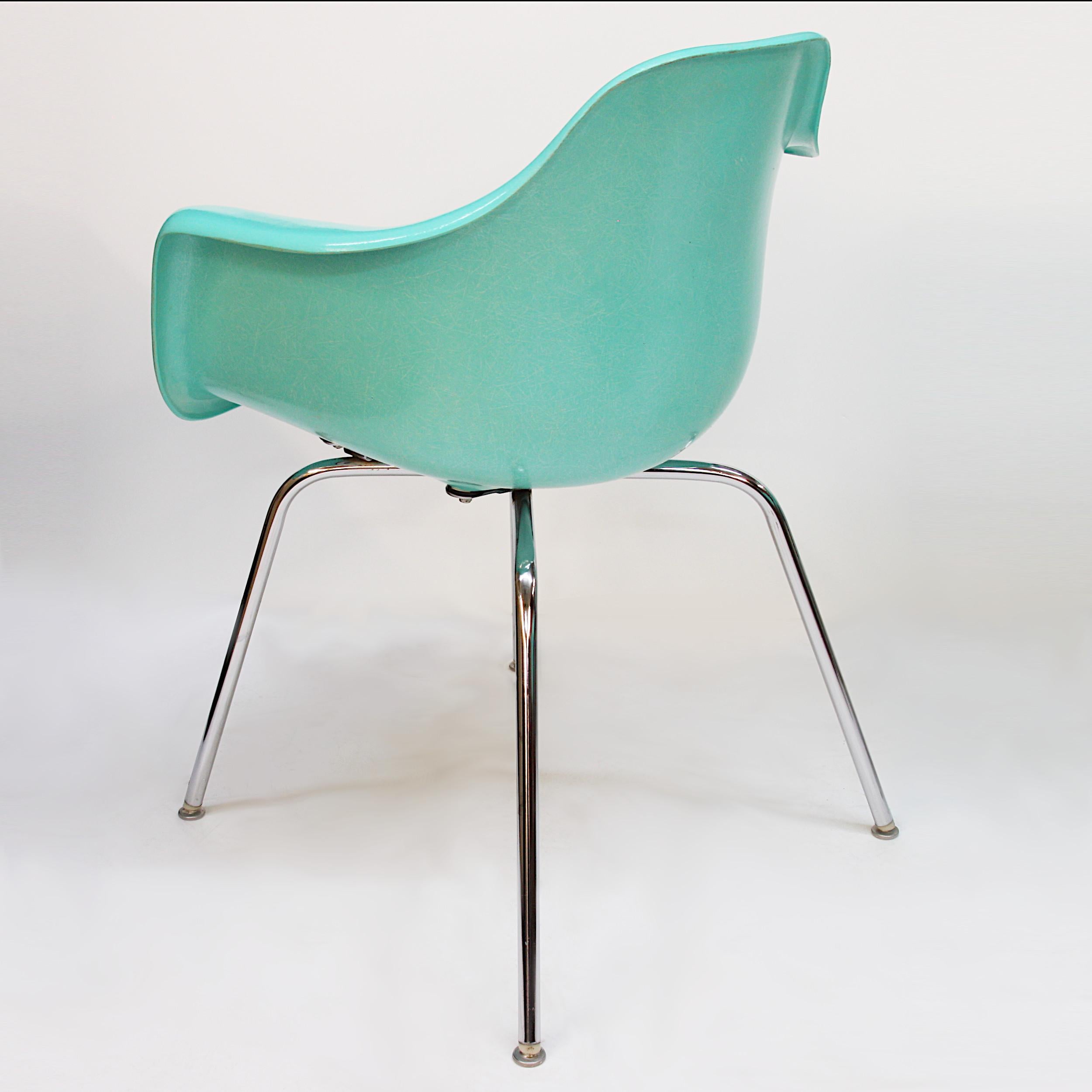 Set of 4 Mid-Century Modern Seafoam Green Fiberglass Shell Chairs by Krueger 2