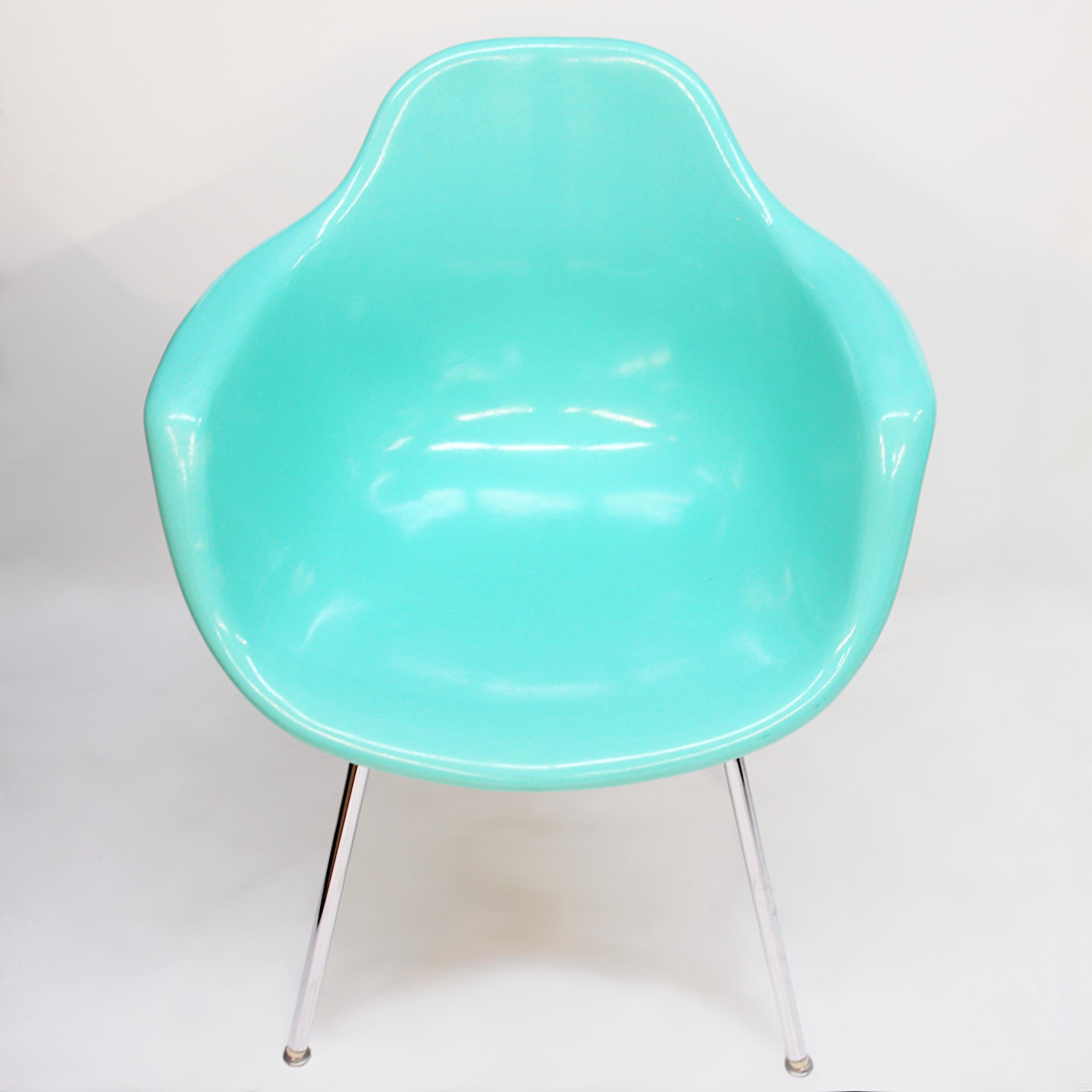 Mid-20th Century Set of 4 Mid-Century Modern Seafoam Green Fiberglass Shell Chairs by Krueger