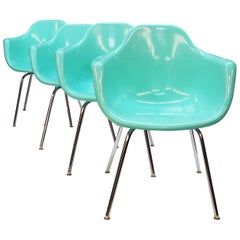 Ensemble de 4 chaises en fibre de verre vert safran:: de style moderne du milieu du siècle:: par Krueger