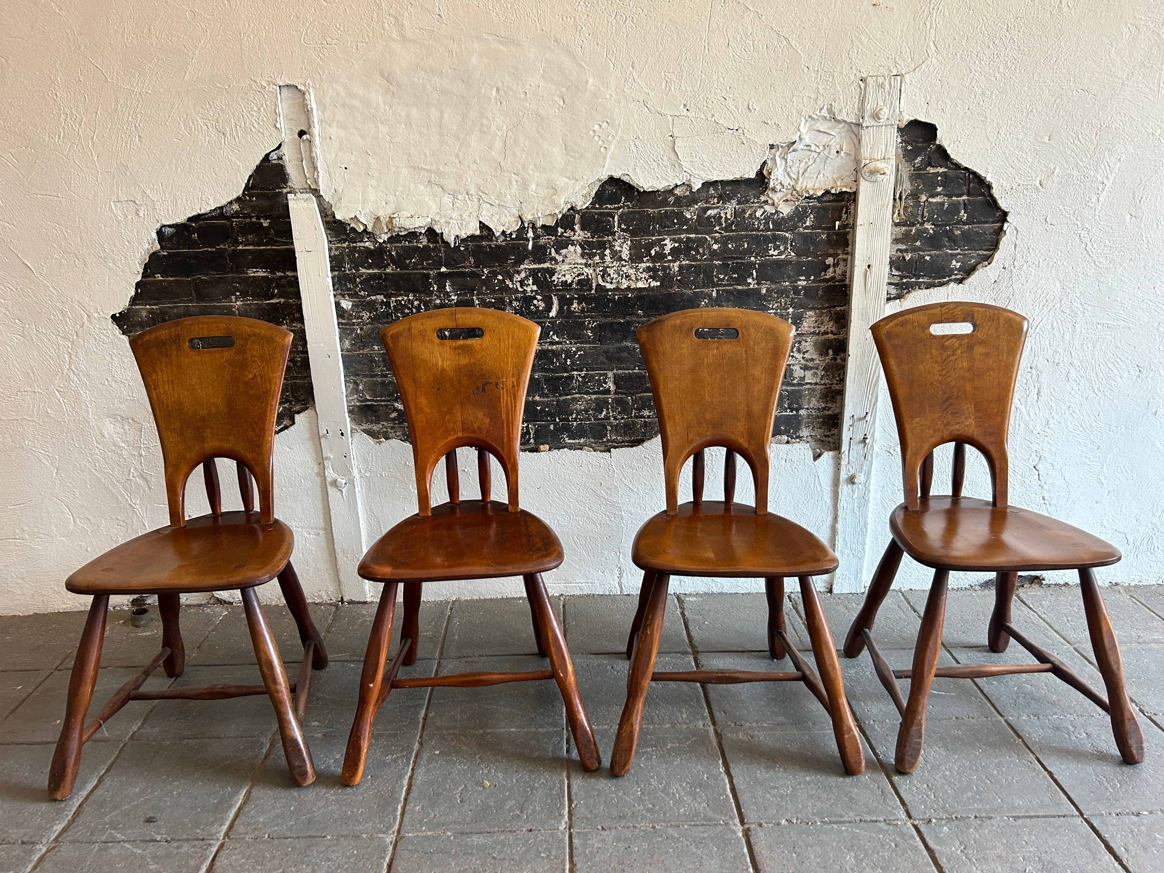 Ensemble de 4 chaises de salle à manger rustiques en bois massif sculptural de style moderne du milieu du siècle. Chaises de salle à manger sculpturales en bois massif de style américain précoce, en finition noyer. Les chaises sont d'un bois plus