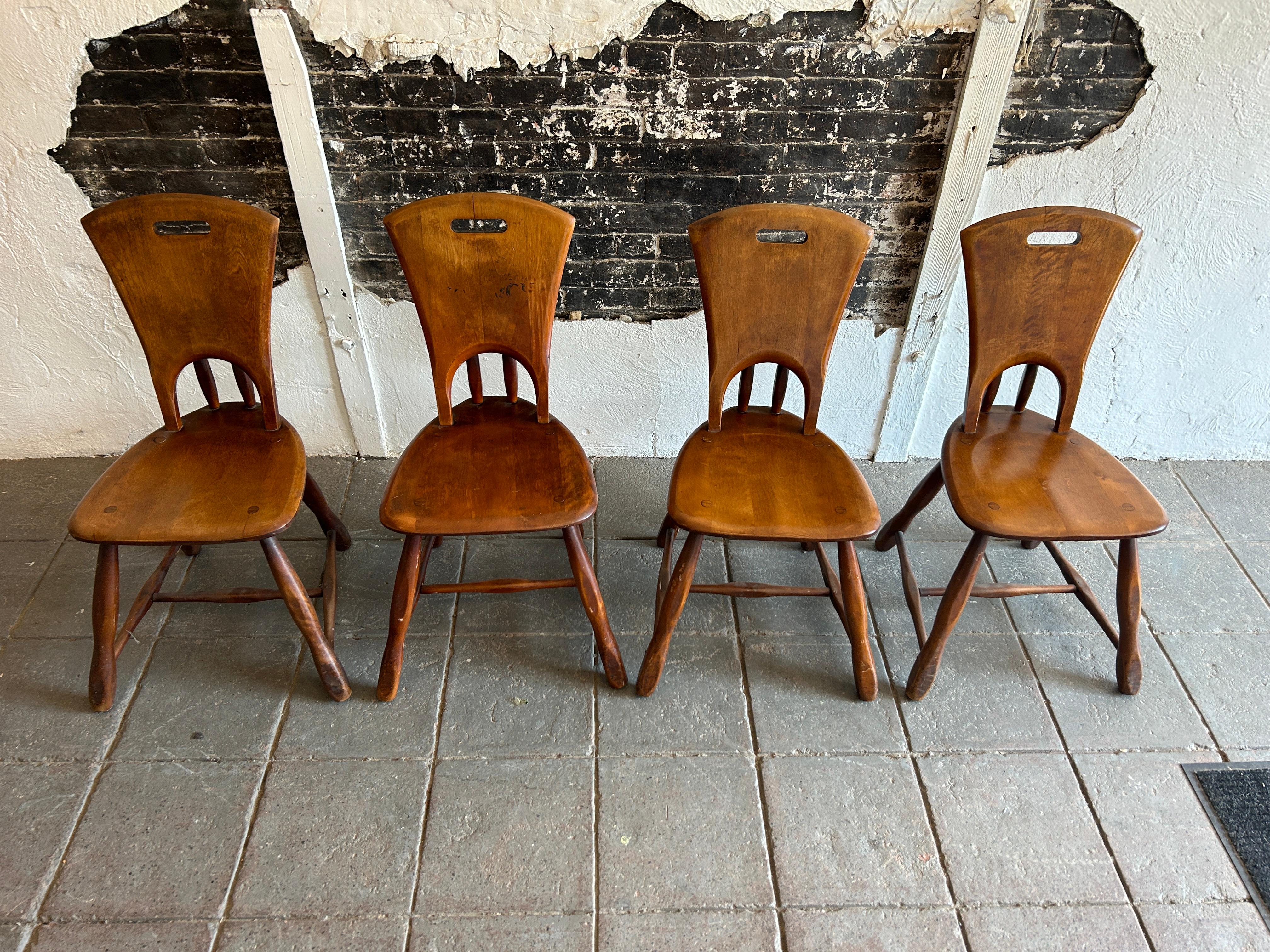 Mid-Century Modern Ensemble de 4 chaises de salle à manger rustiques en bois massif sculptural du milieu du siècle dernier 