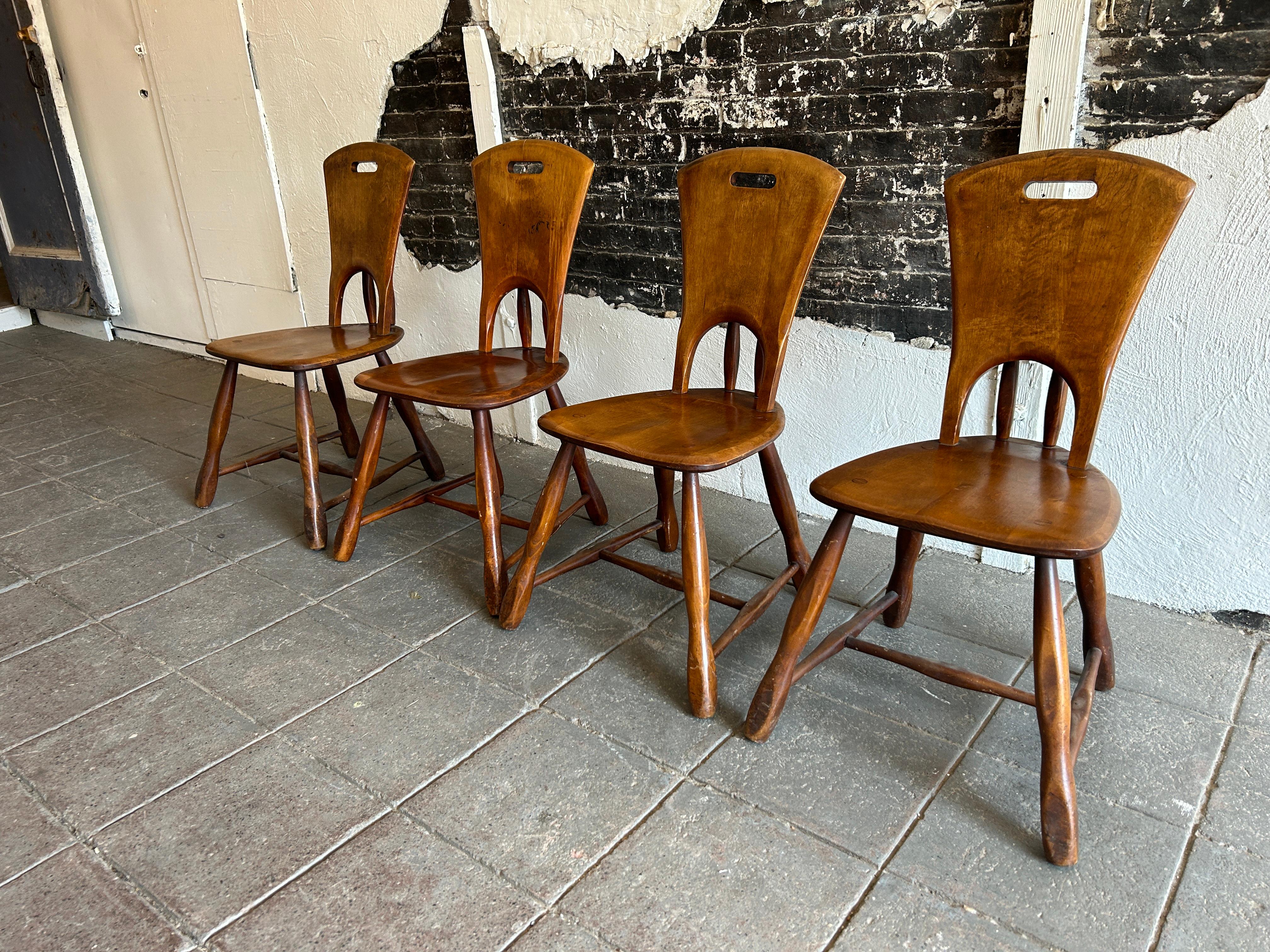 Américain Ensemble de 4 chaises de salle à manger rustiques en bois massif sculptural du milieu du siècle dernier 