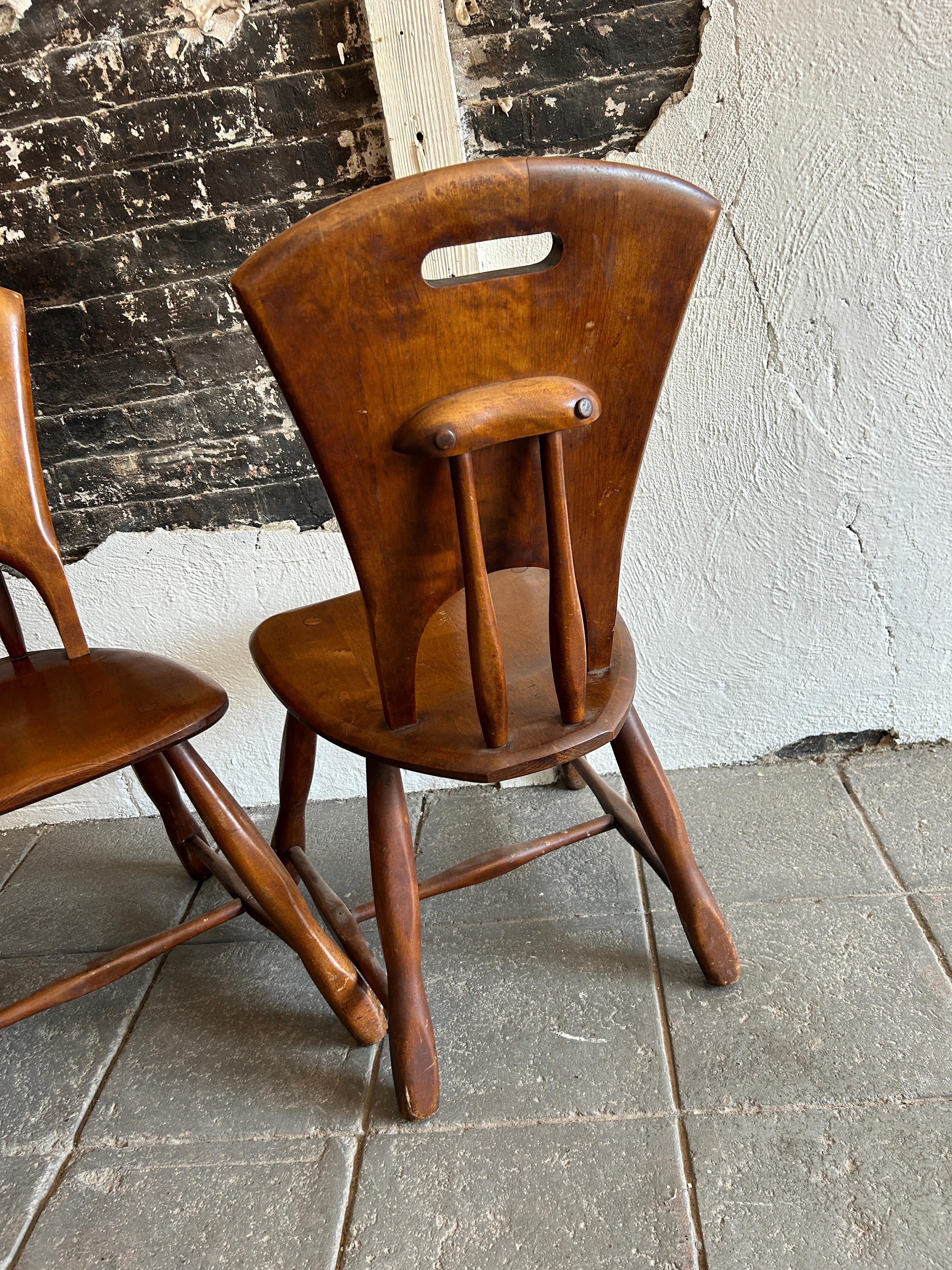 Travail du bois Ensemble de 4 chaises de salle à manger rustiques en bois massif sculptural du milieu du siècle dernier 