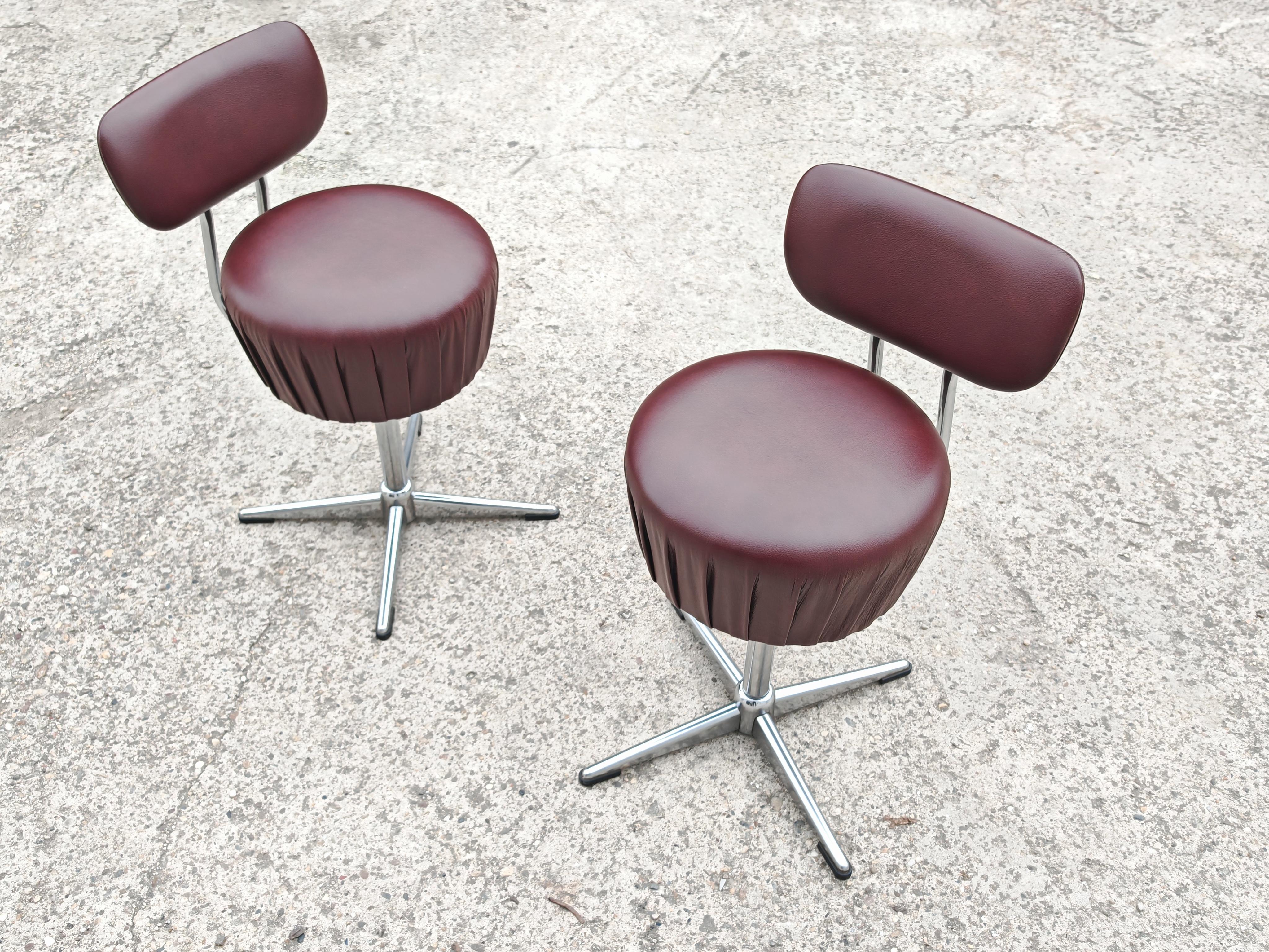 Ensemble de 4 chaises pivotantes en acier tubulaire et cuir de style moderne du milieu du siècle dernier en vente 3