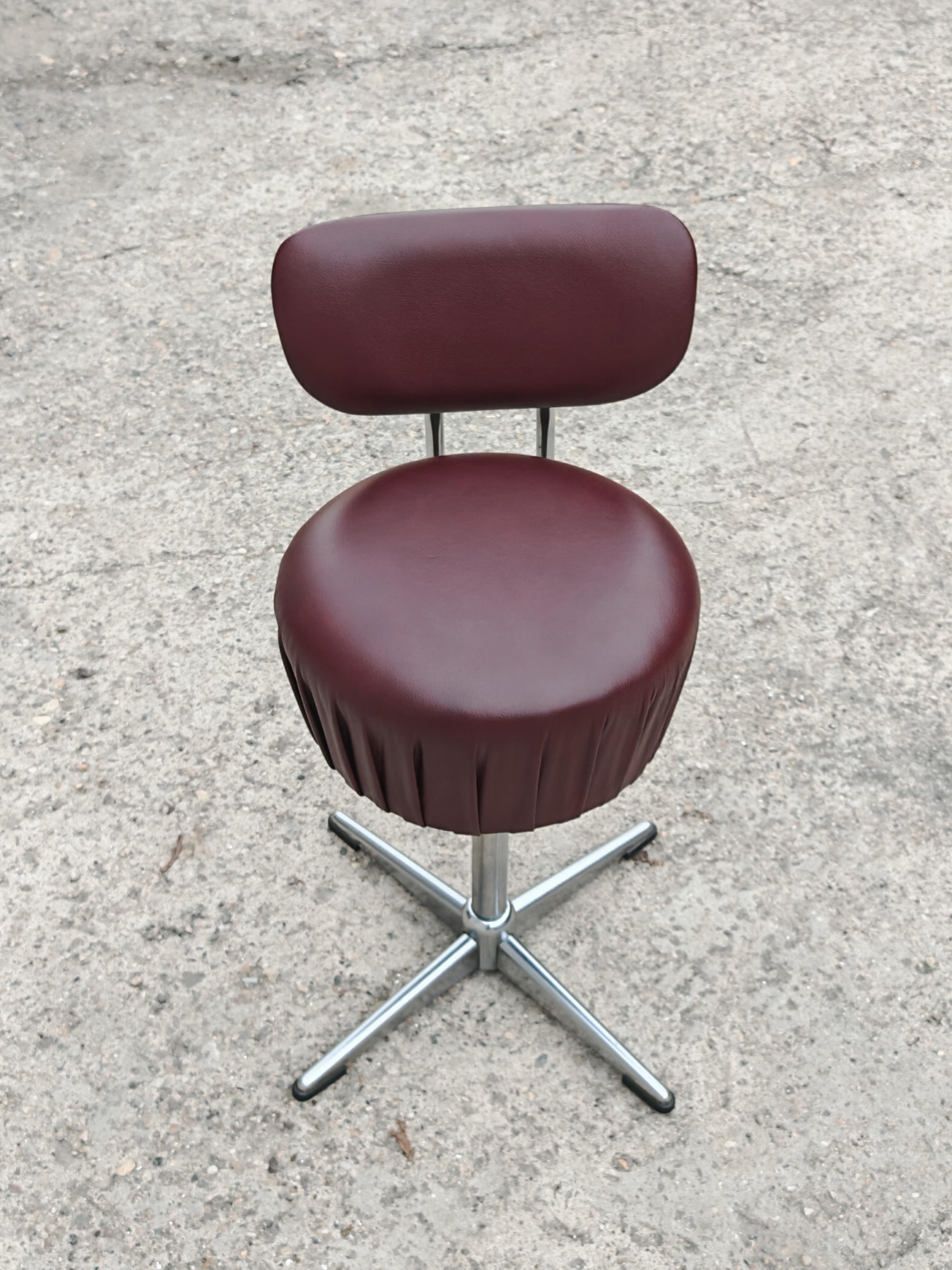 Ensemble de 4 chaises pivotantes en acier tubulaire et cuir de style moderne du milieu du siècle dernier en vente 4