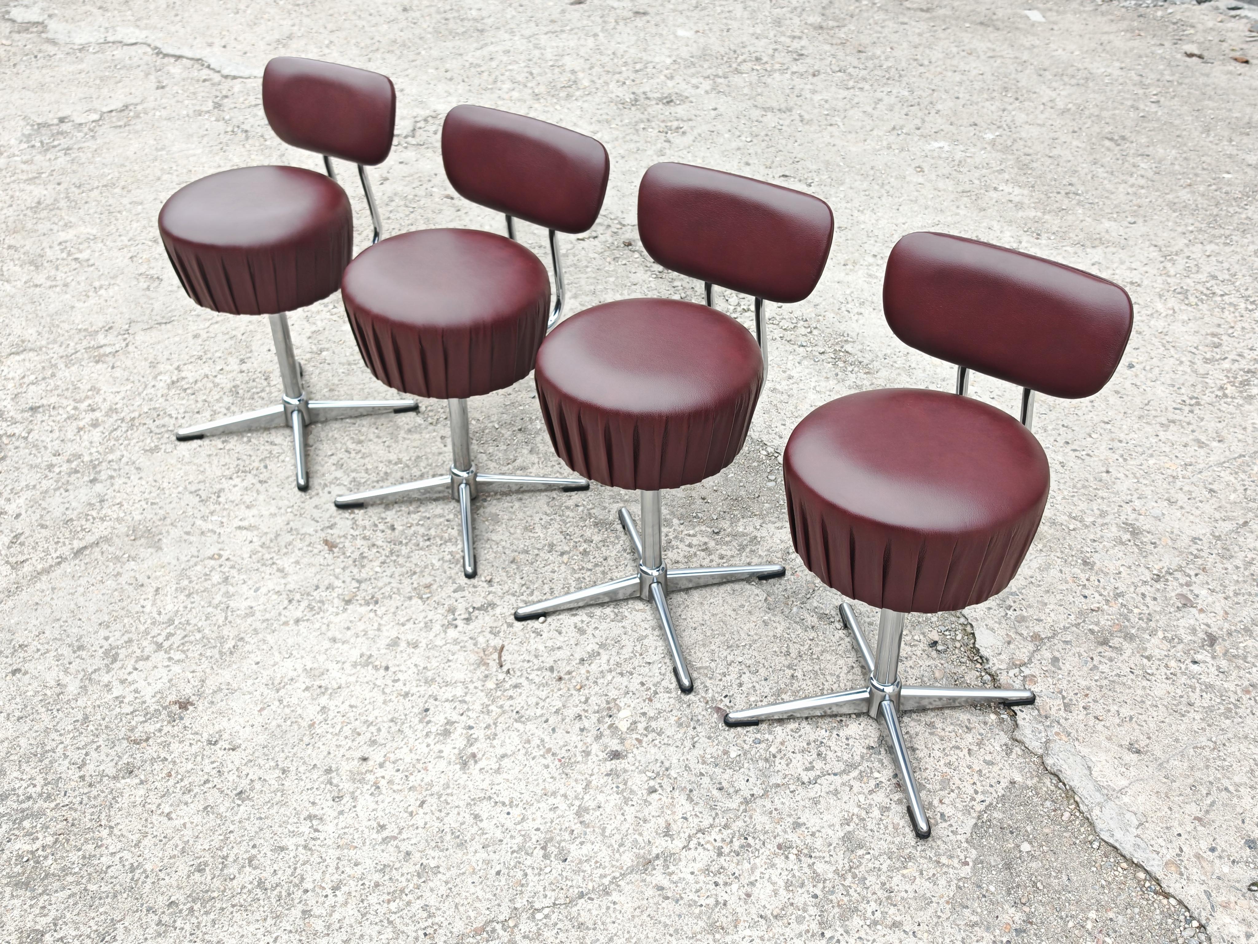 Ensemble de 4 chaises pivotantes en acier tubulaire et cuir de style moderne du milieu du siècle dernier en vente 5